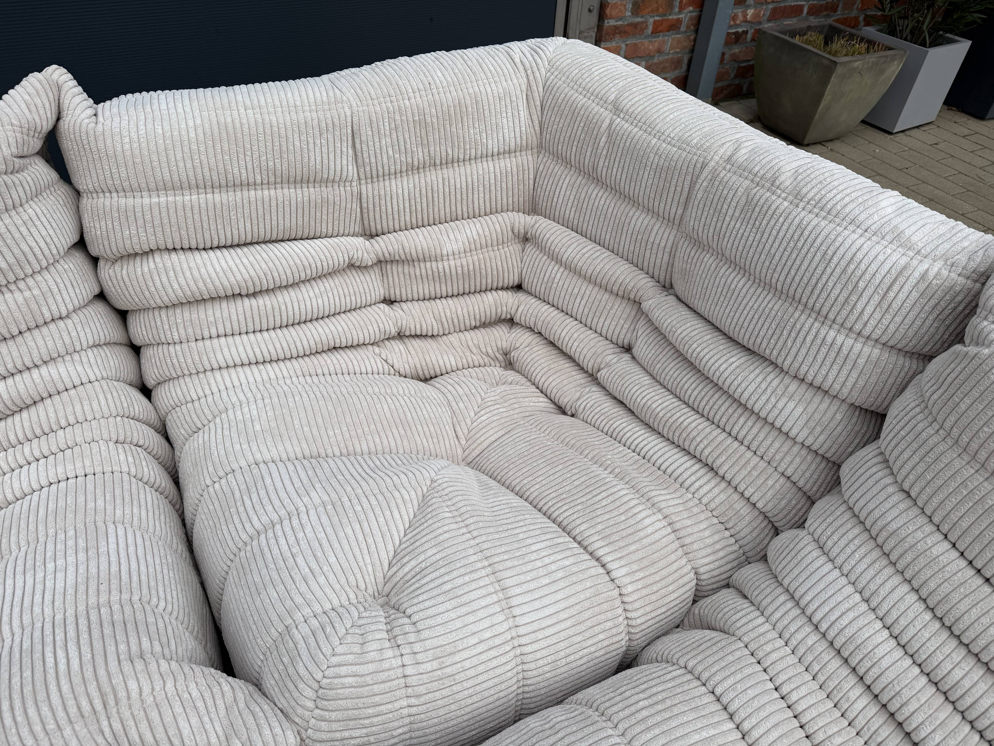 Ligne Roset Togo 3 places, 2 places et d'angle en velours côtelé beige