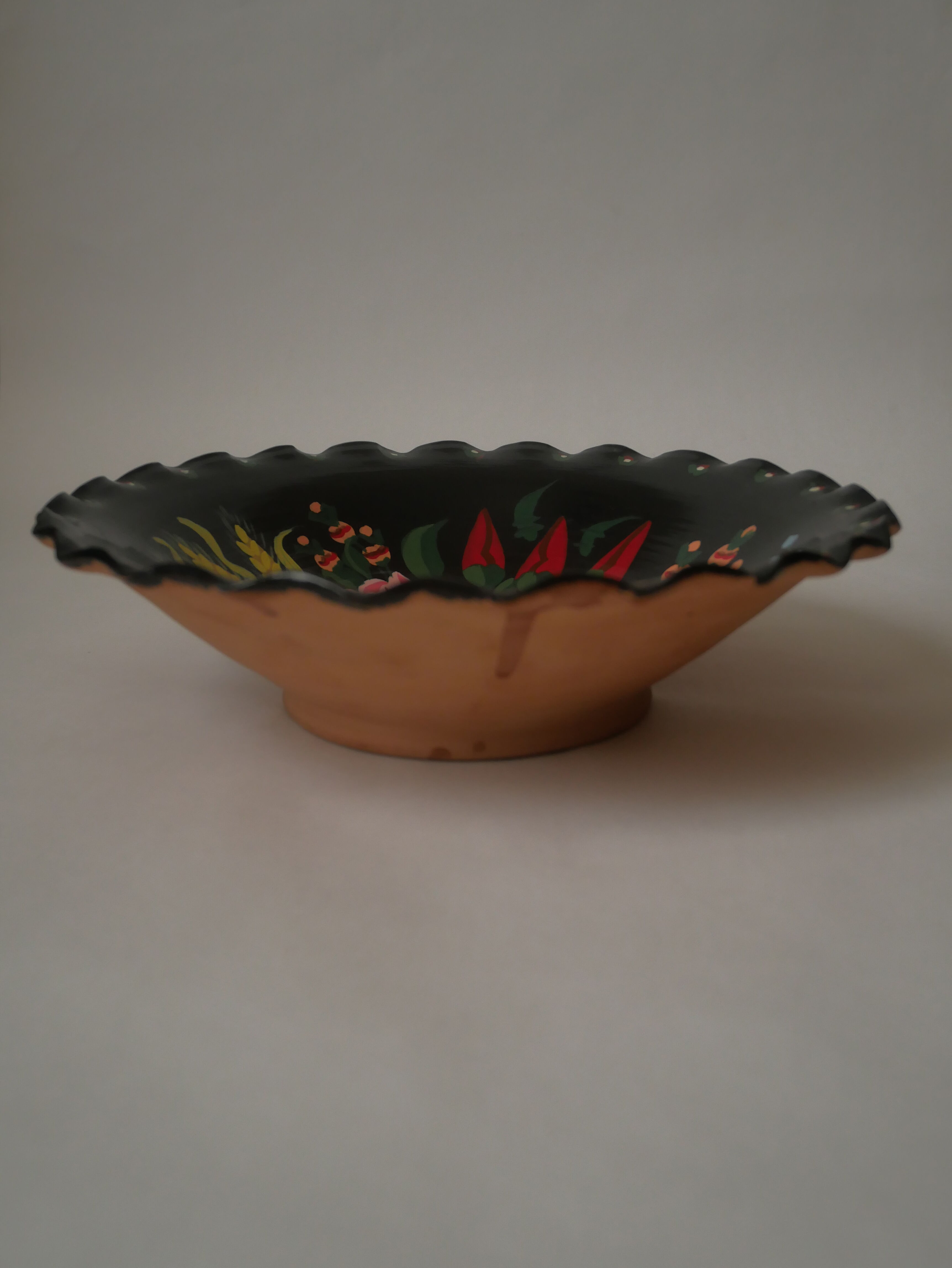 Decorative plate vintage in ceramic