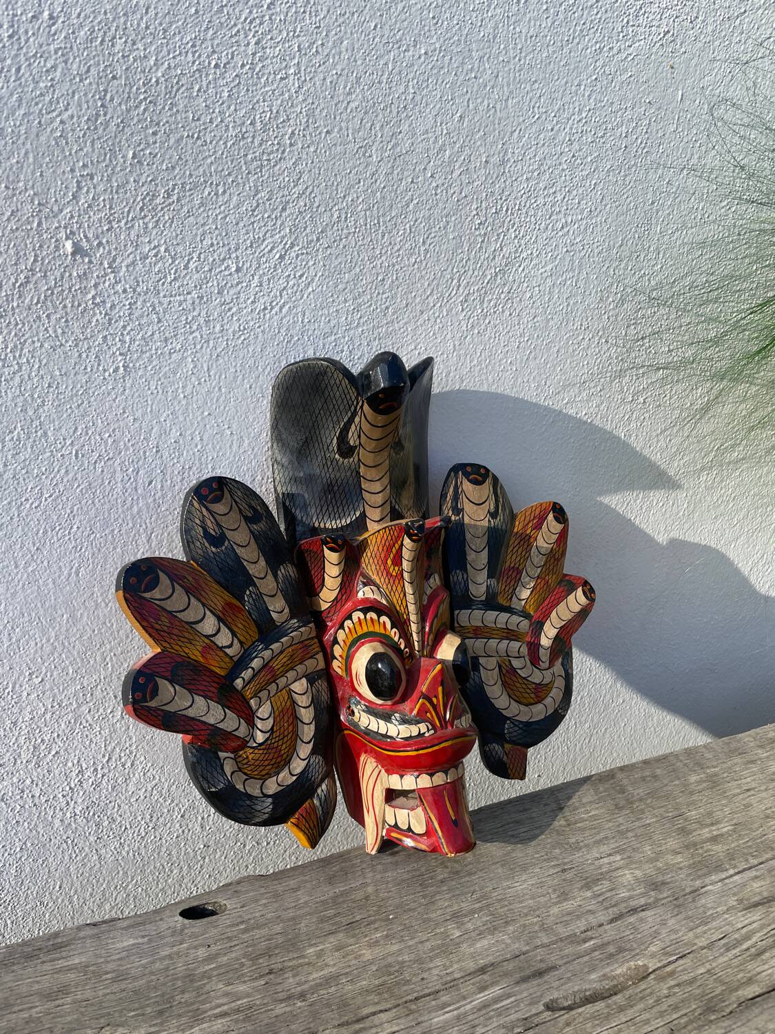 Masque en bois asiatique coloré