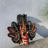 Masque en bois asiatique coloré