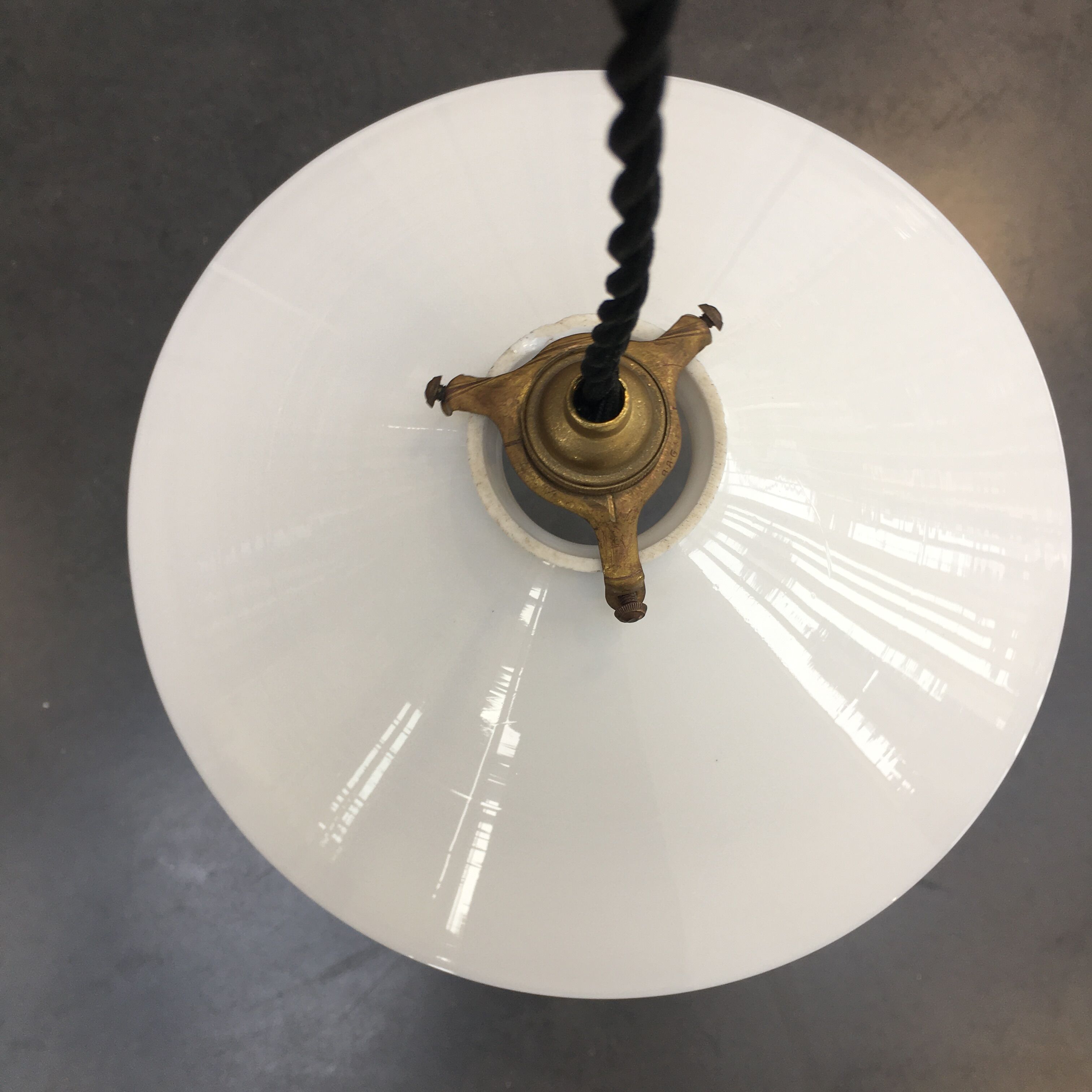 Suspension vintage en opaline blanche