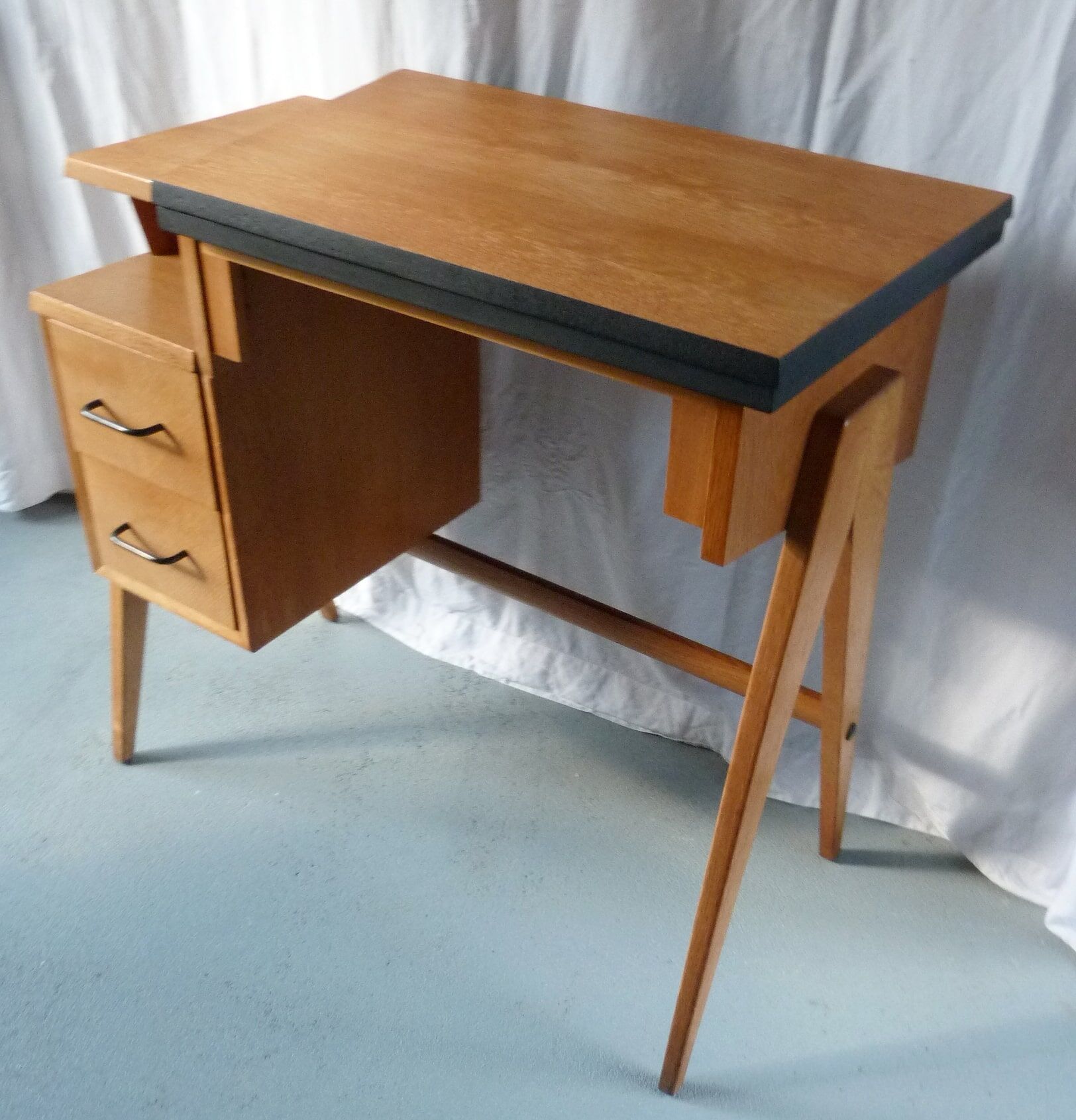 Fold-out desk