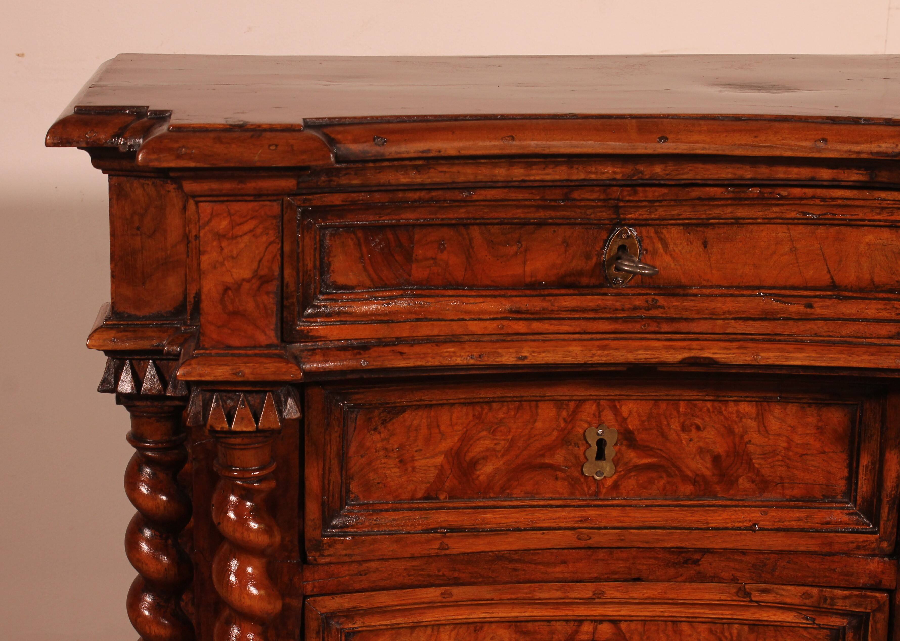 Italian Renaissance oratory in walnut and burl walnut - 17th century