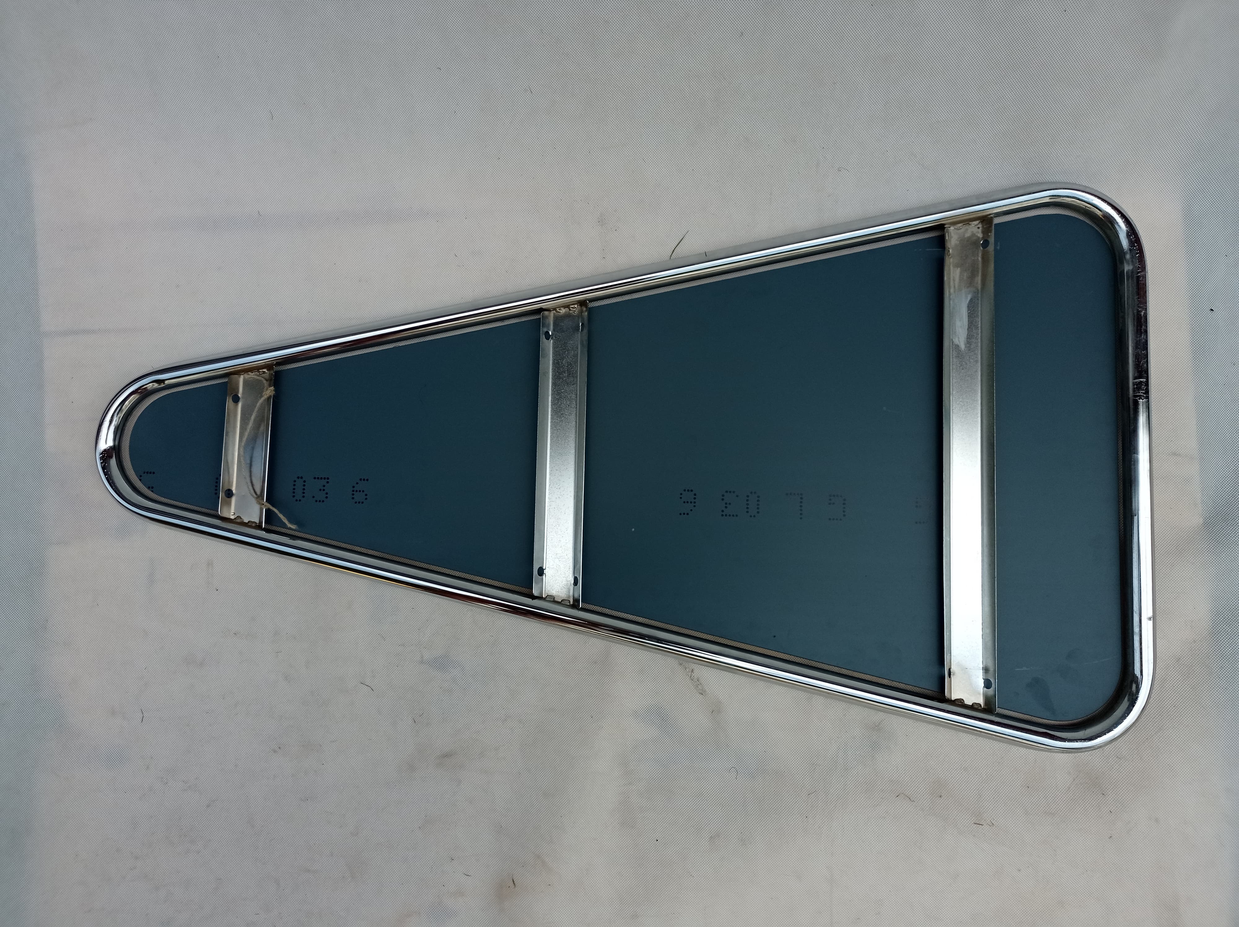 Miroir design en forme de triangle des années 70, véritable ère spatiale