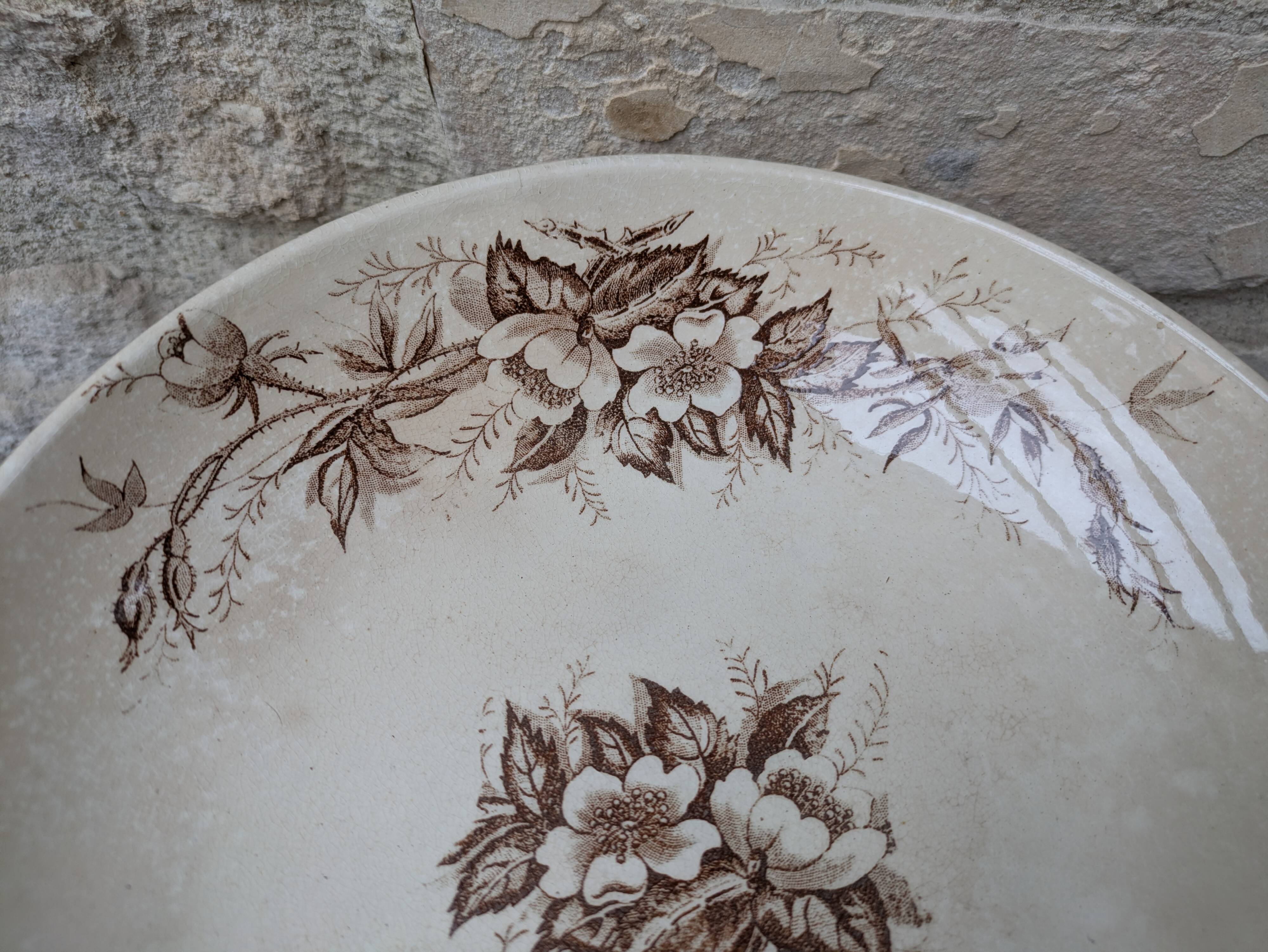 Flat serving compote dish in Terre de Fer HB & Cie with brown floral decoration.
