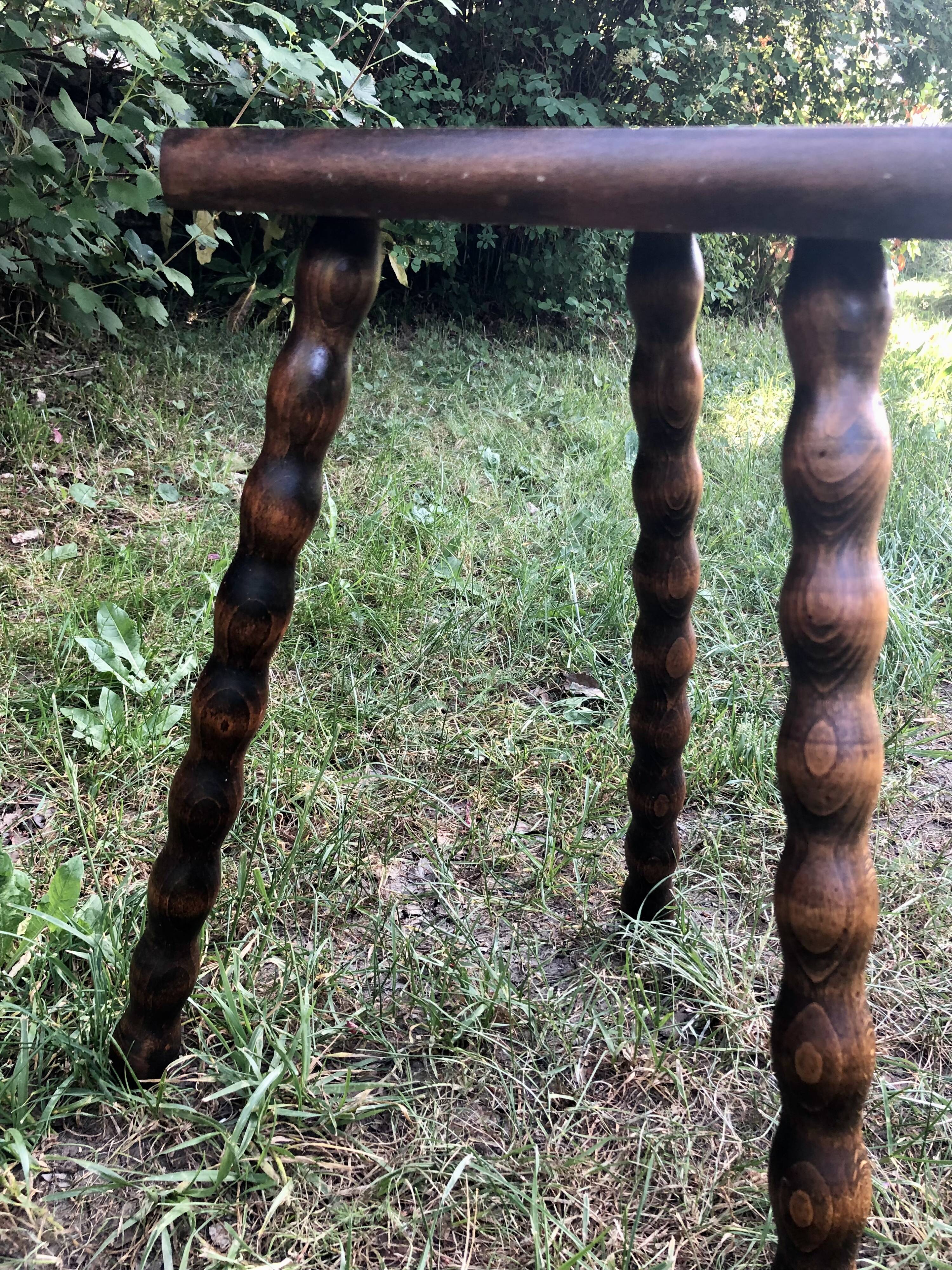 Duo half-moon tripod stools