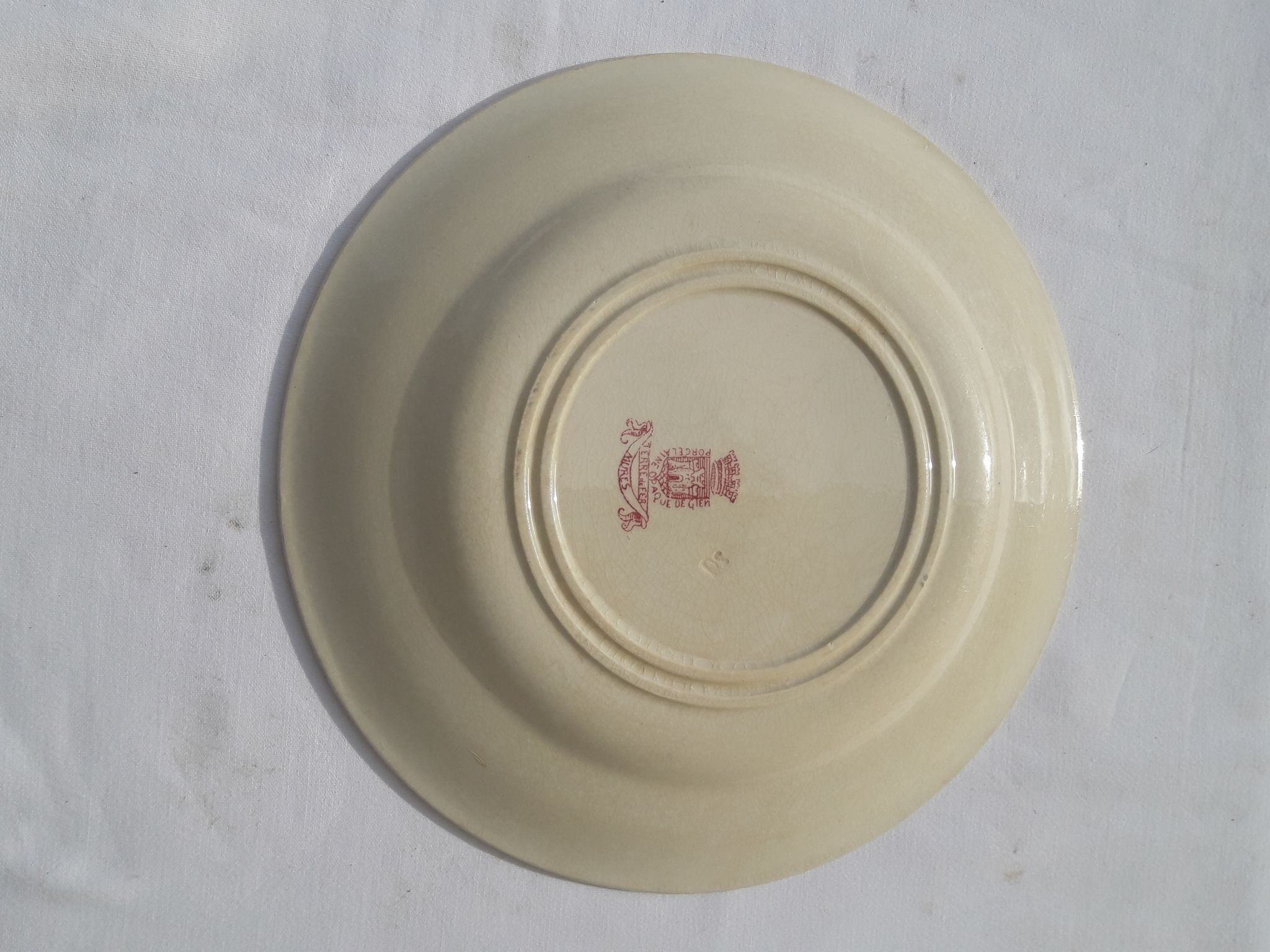 Assiette en porcelaine opaque de Gien terre de fer modèle Mûres diam  23 cm