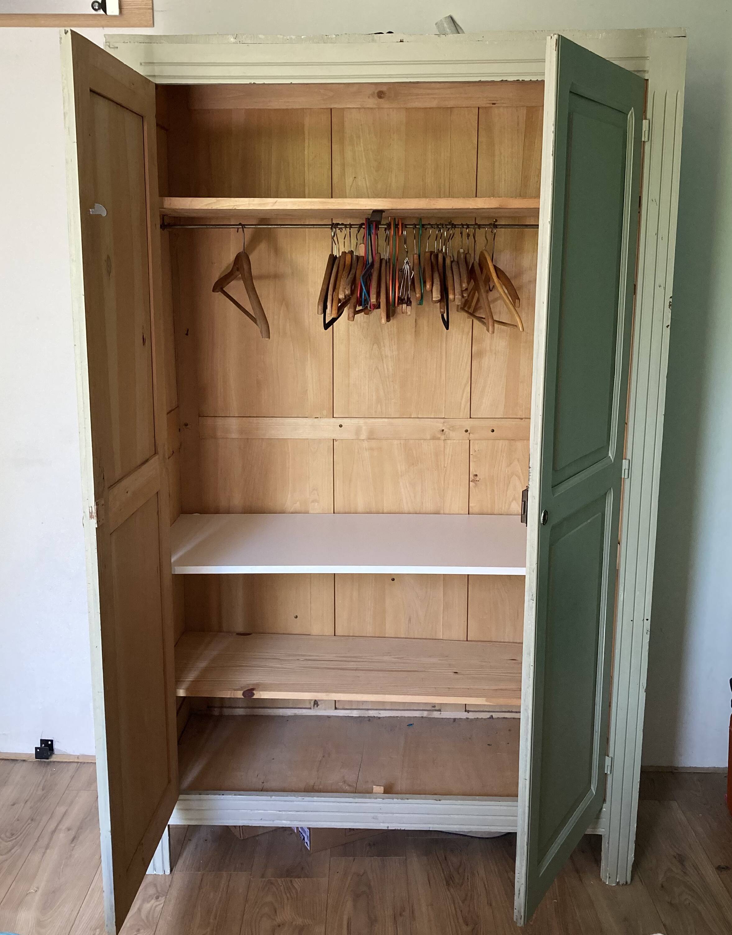 Armoire parisienne verte