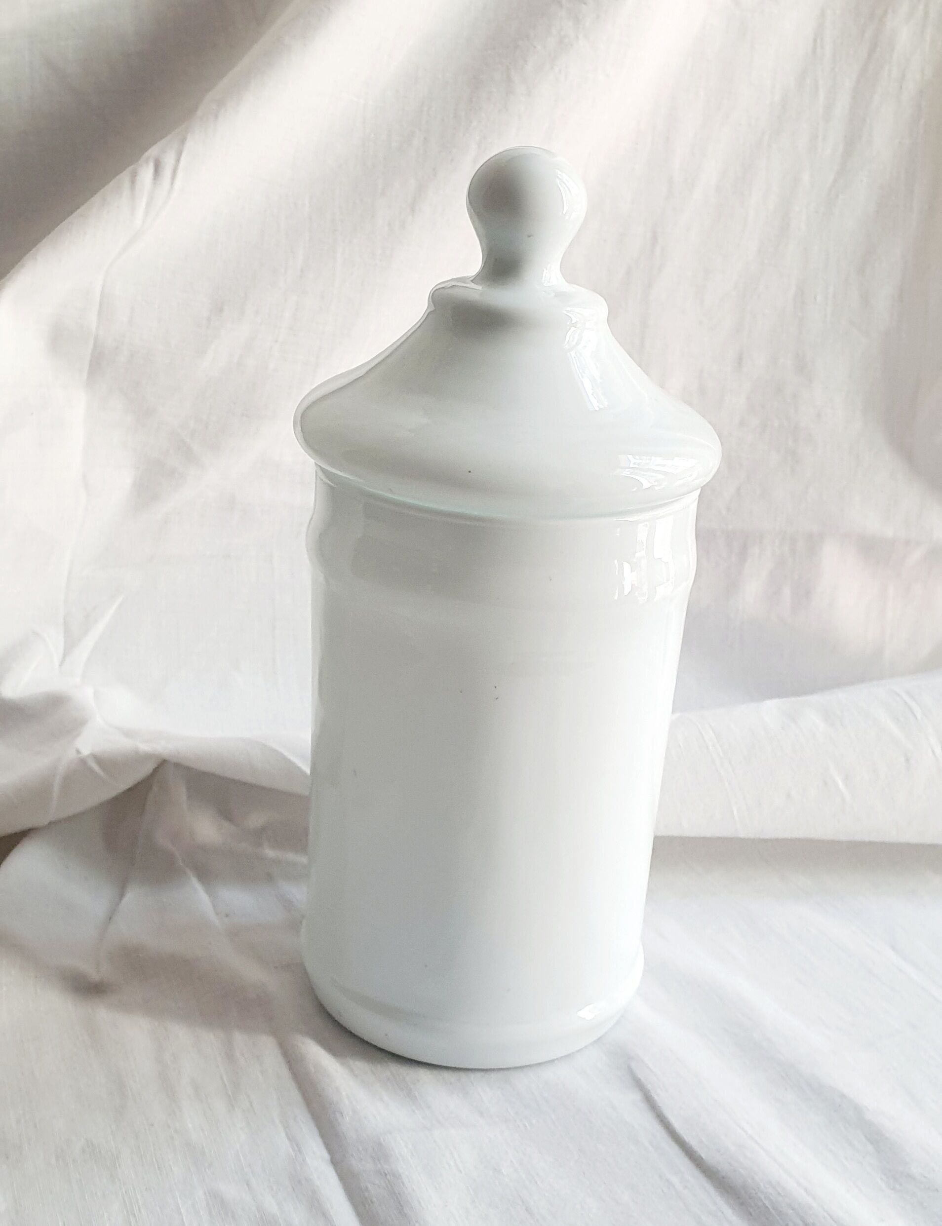 Apothecary pot / antique porcelain pharmacy