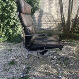 Softpad office chair EA216 by Charles Eames