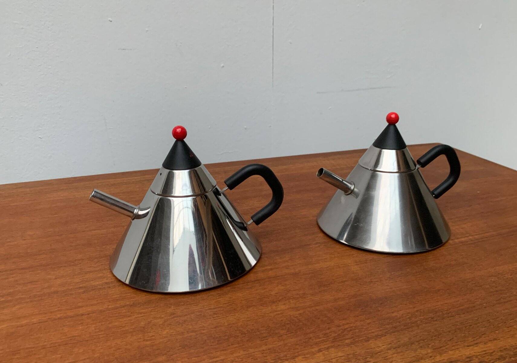 Postmodern Japanese kettle in stainless steel, set of 2