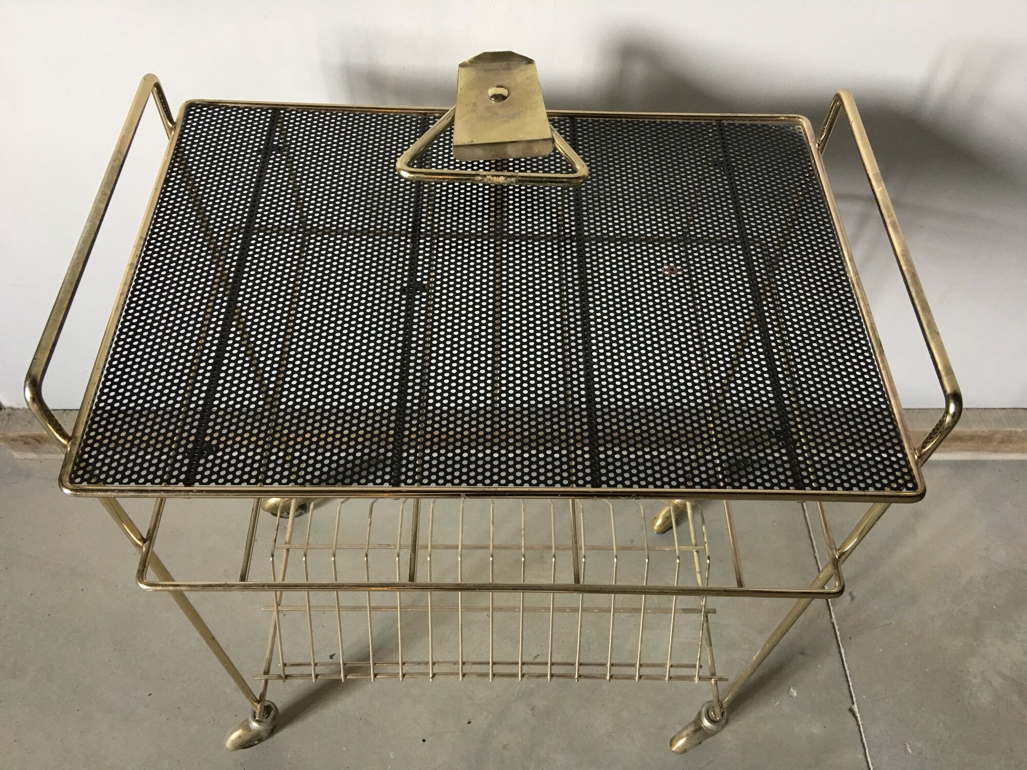 Desserte à musique, porte-vinyles, laiton et métal perforé 1950, 60