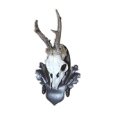 Massacre young deer on carved wooden crest with oak leaves and acorns
