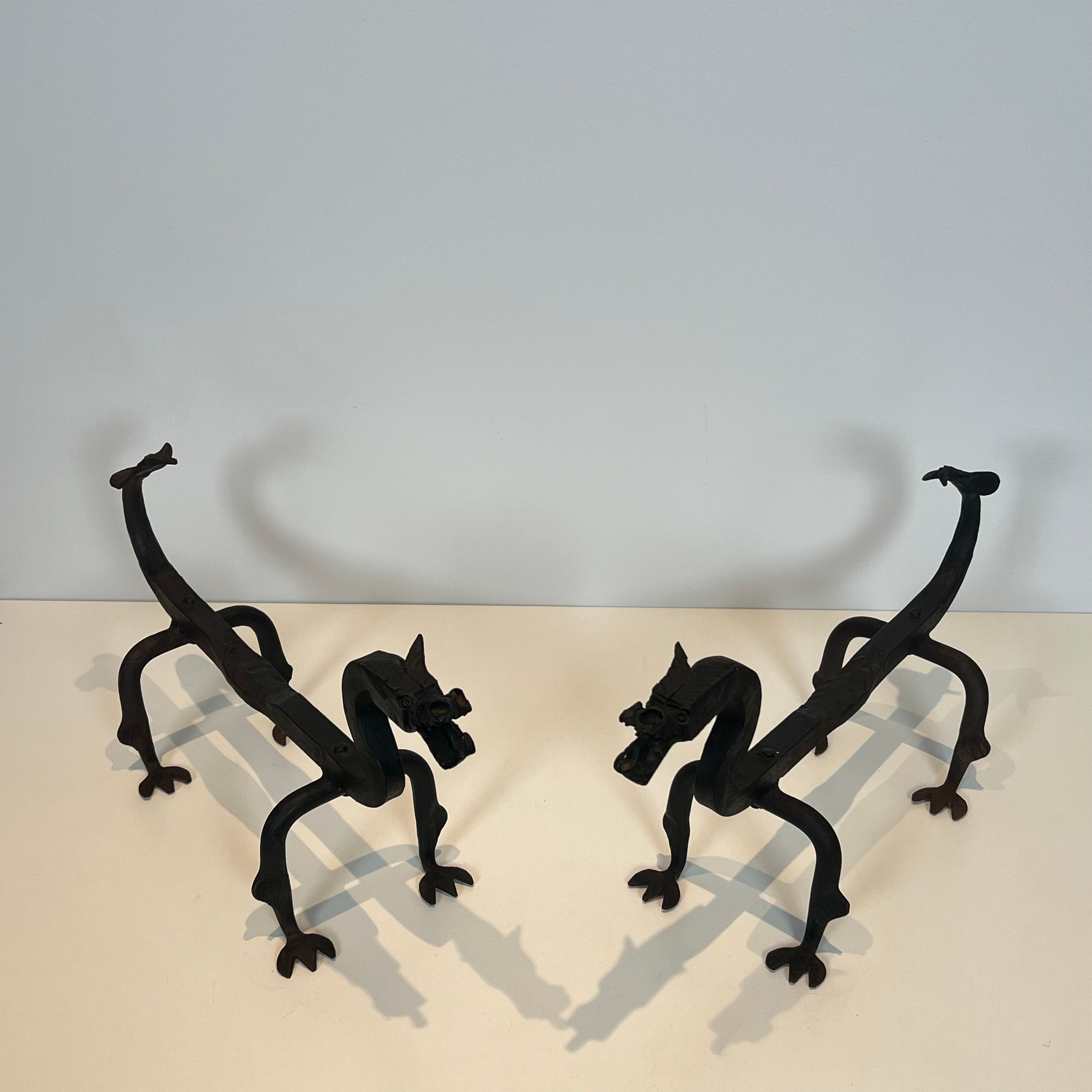Paire de chenets aux dragons en fer forgé