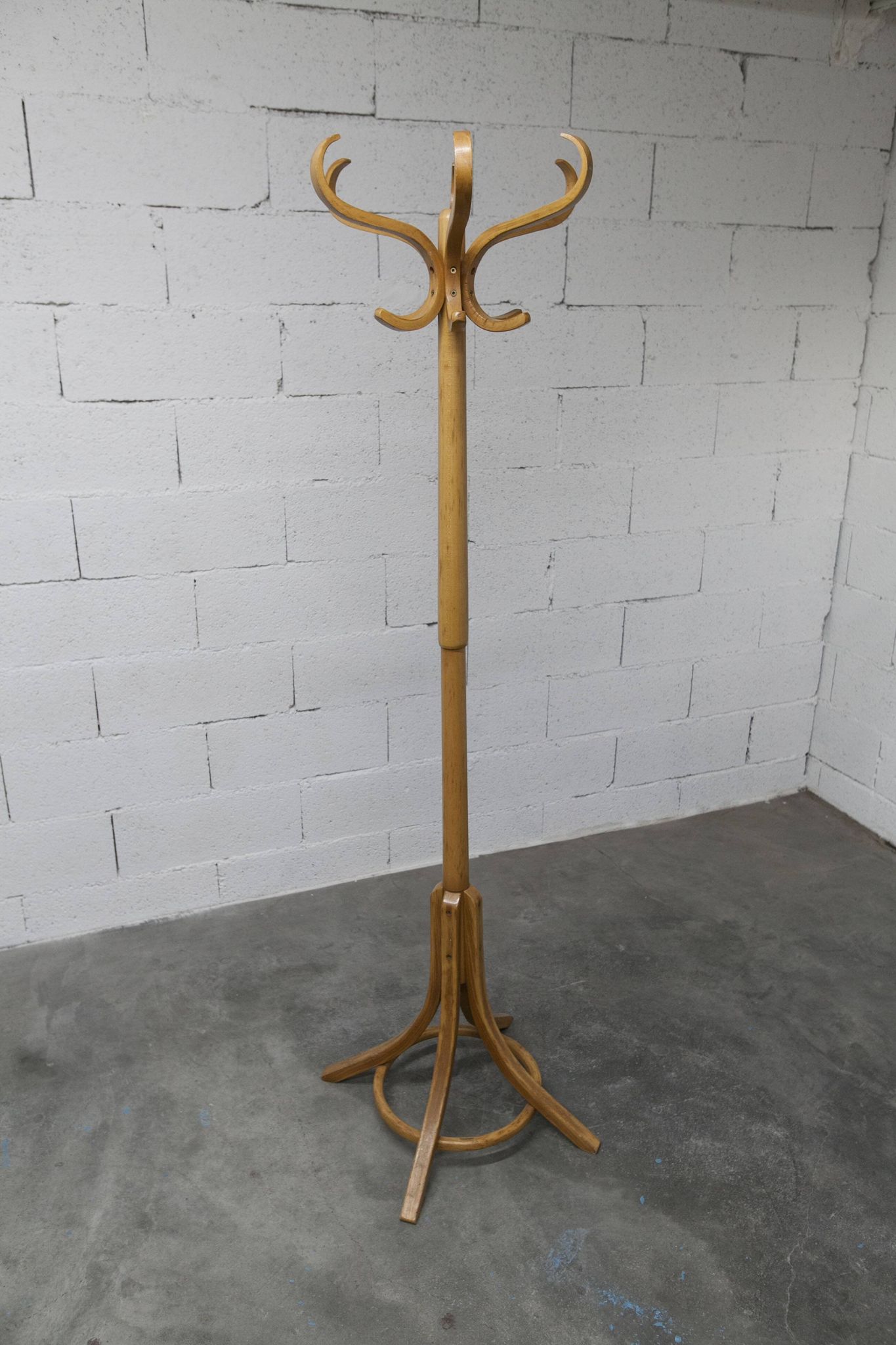 Baumann honey-colored parrot coat rack, 1970