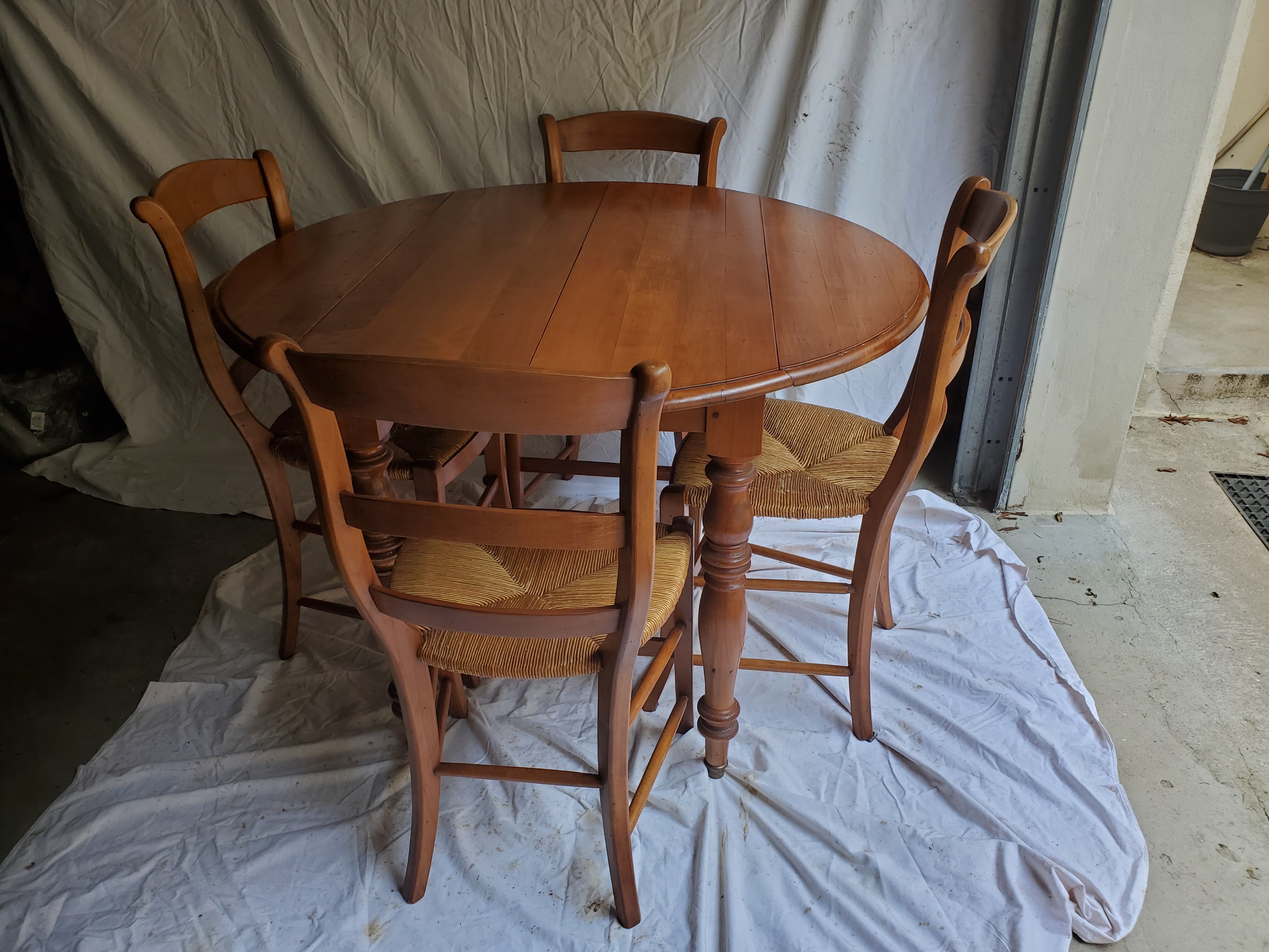 Round table, Louis Philippe style, antique patina, its 2 extensions and 4 chairs