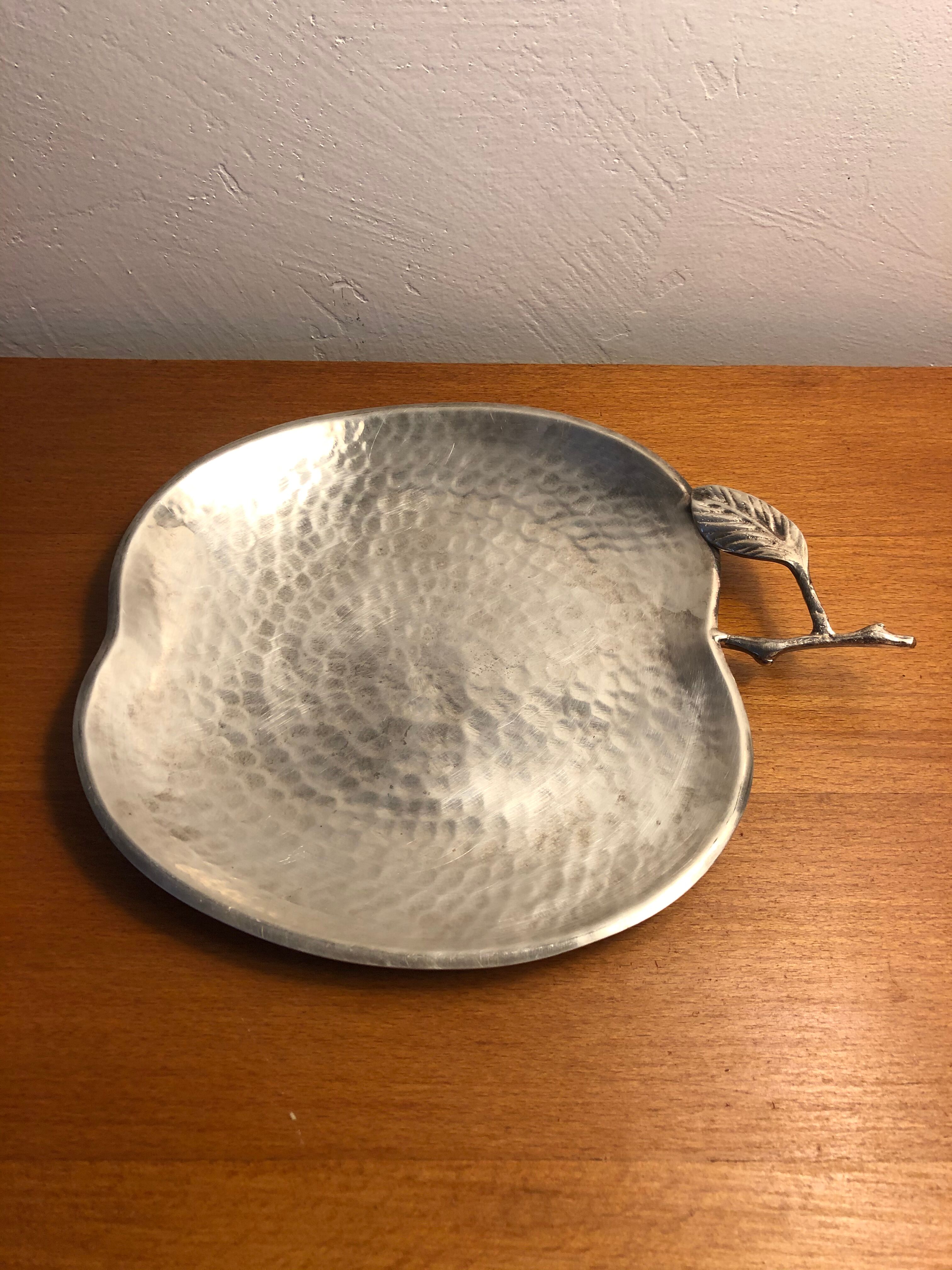 Empty pocket, apple-shaped cut