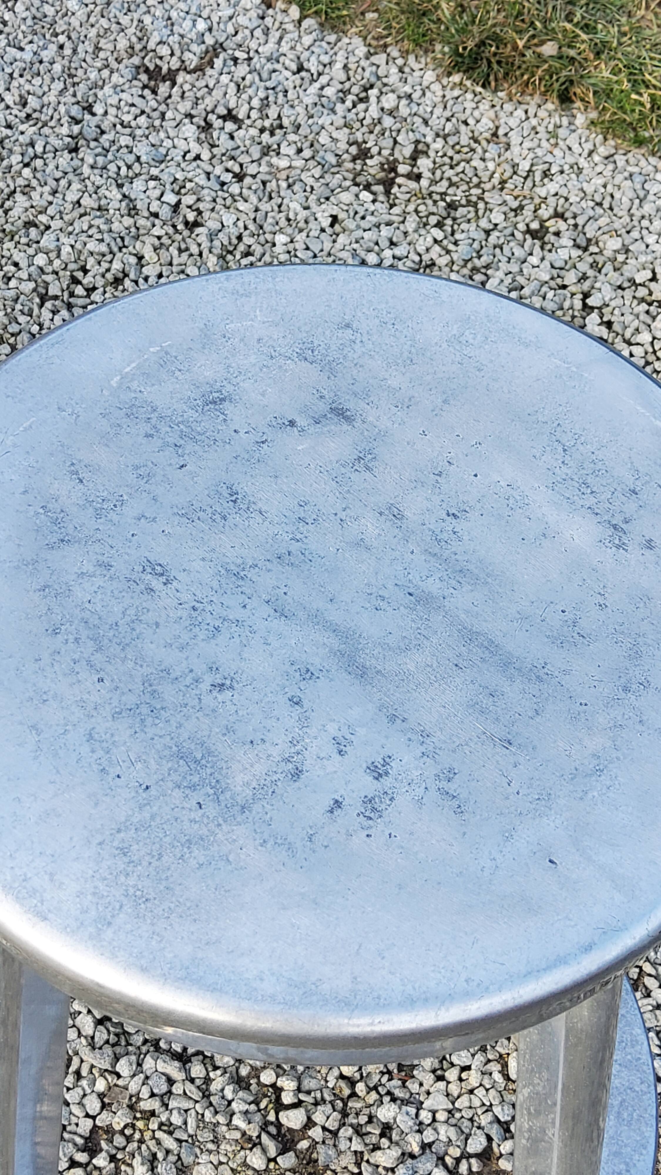 Tabouret haut de Naoto Fukasawa en fonte d’aluminium Magis éditeur Italy
