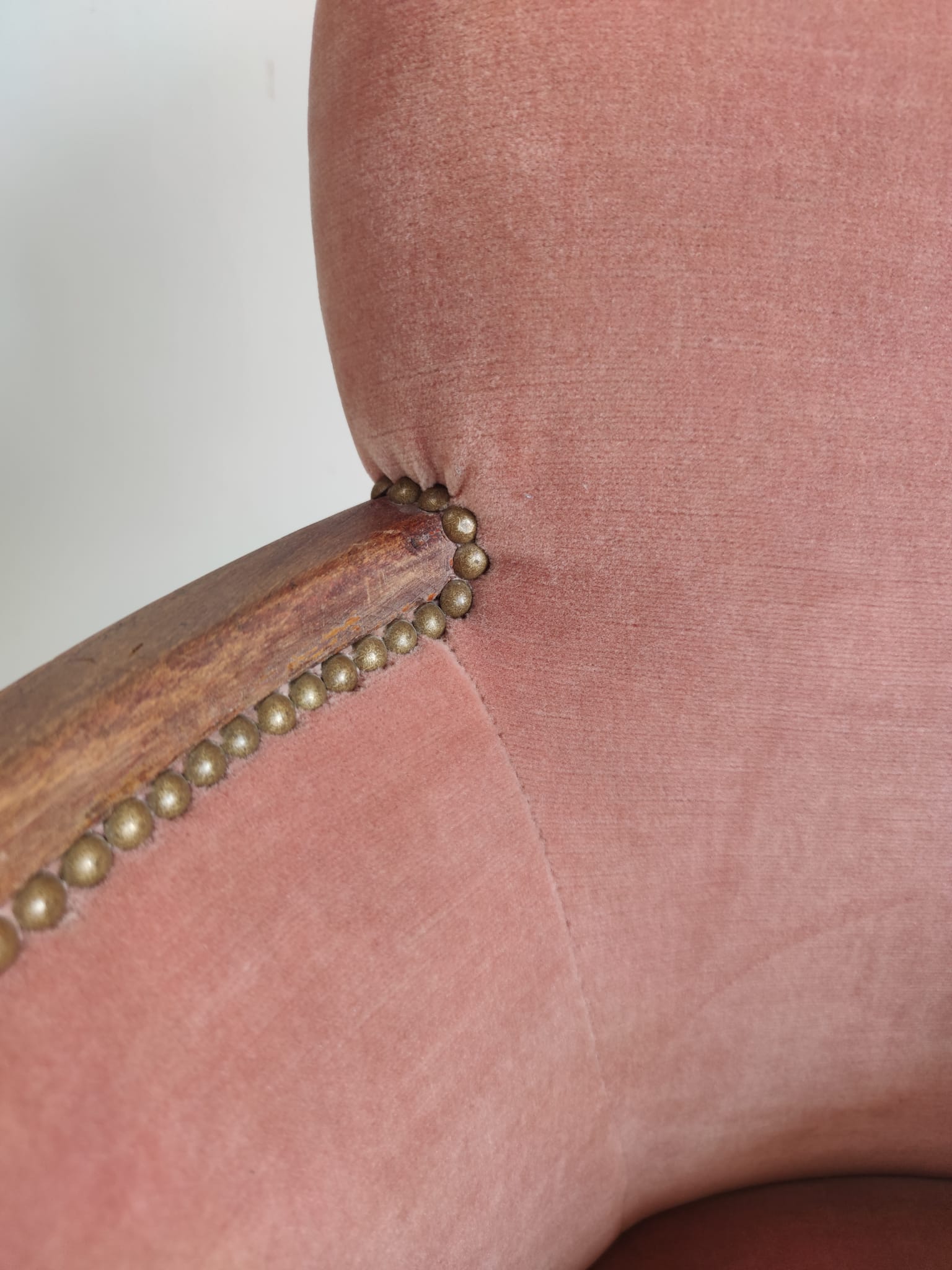 Armchair art deco pink velvet trim