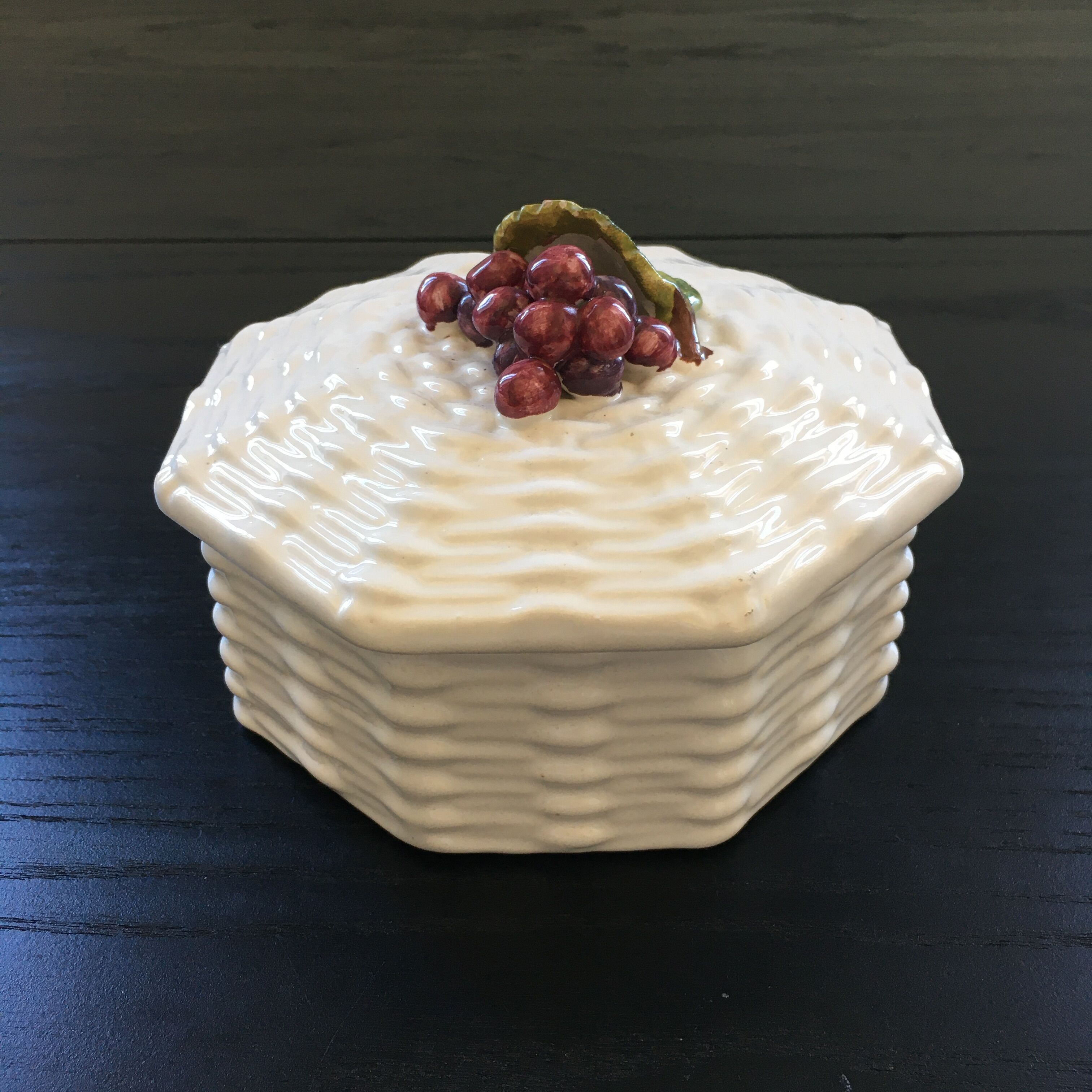 Slip box with red berry decoration