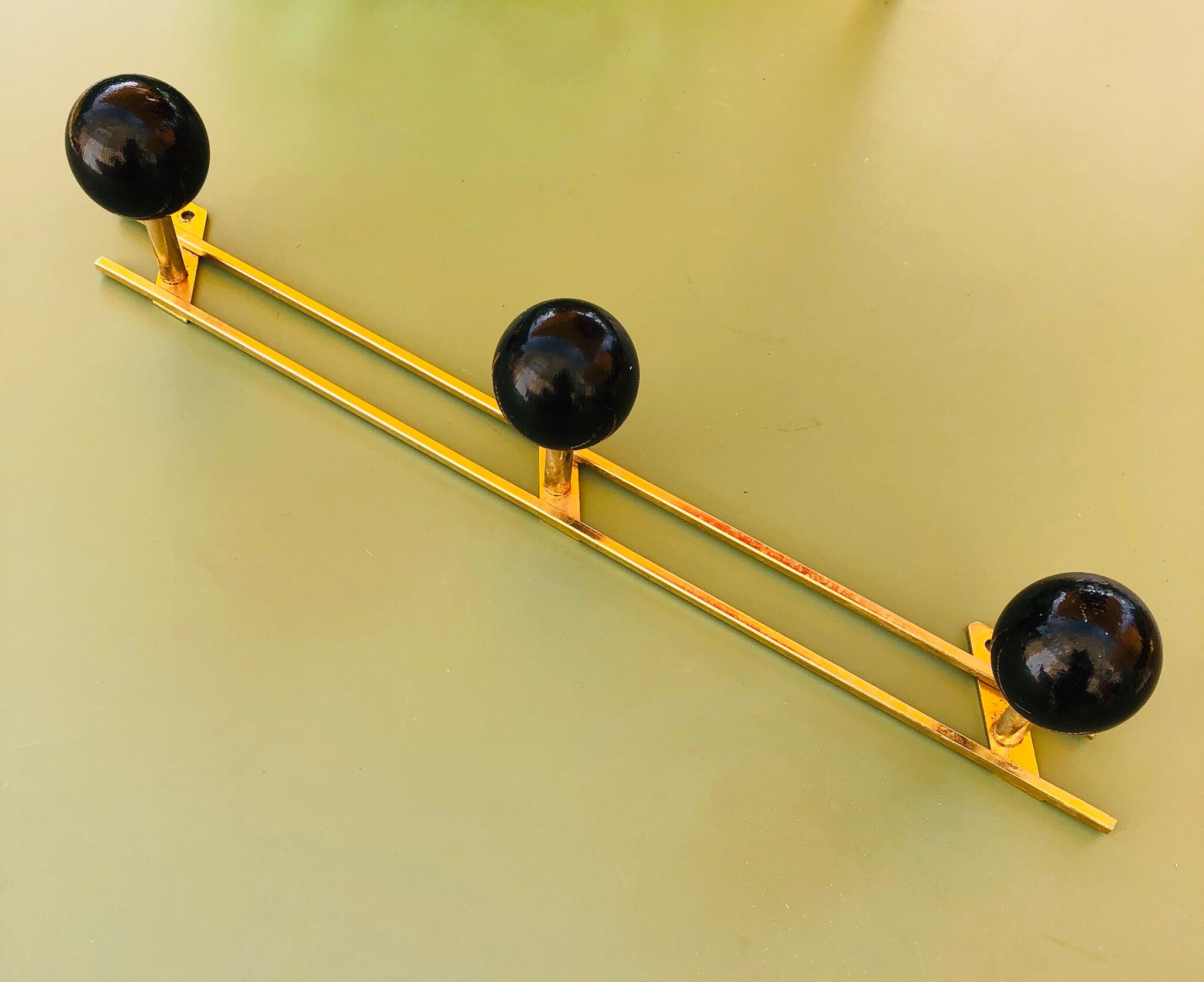 Wall-mounted ball coat rack