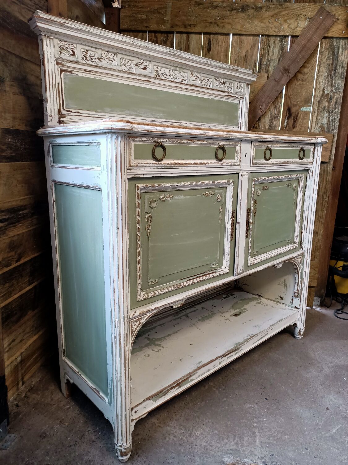 Patinated buffet service