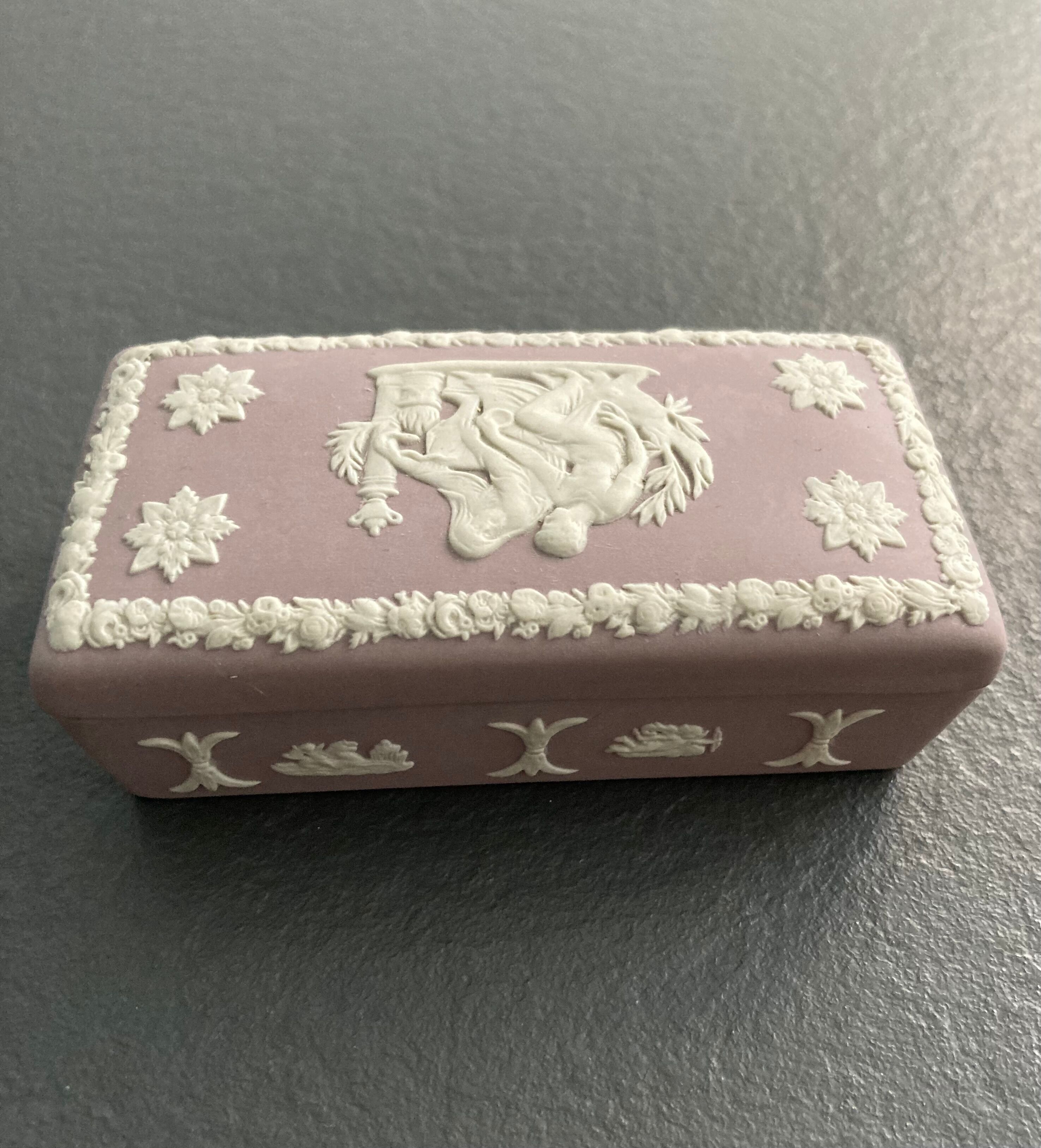 Pink "jasperwaer" biscuit box signed Wedgwood