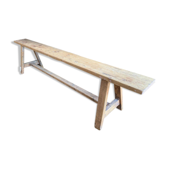 Grand banc en bois brut