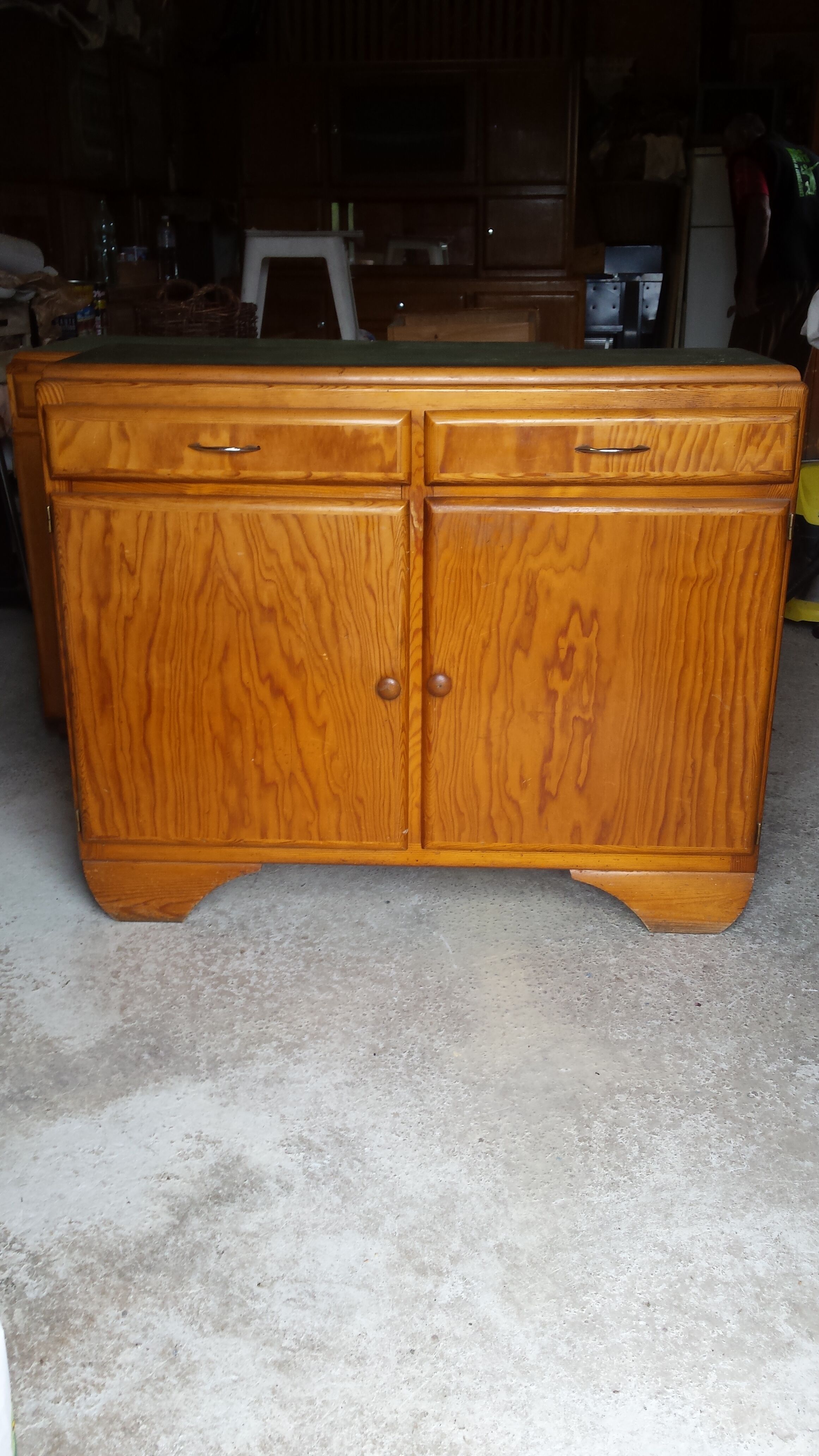 Mado low buffet, green balatum tray