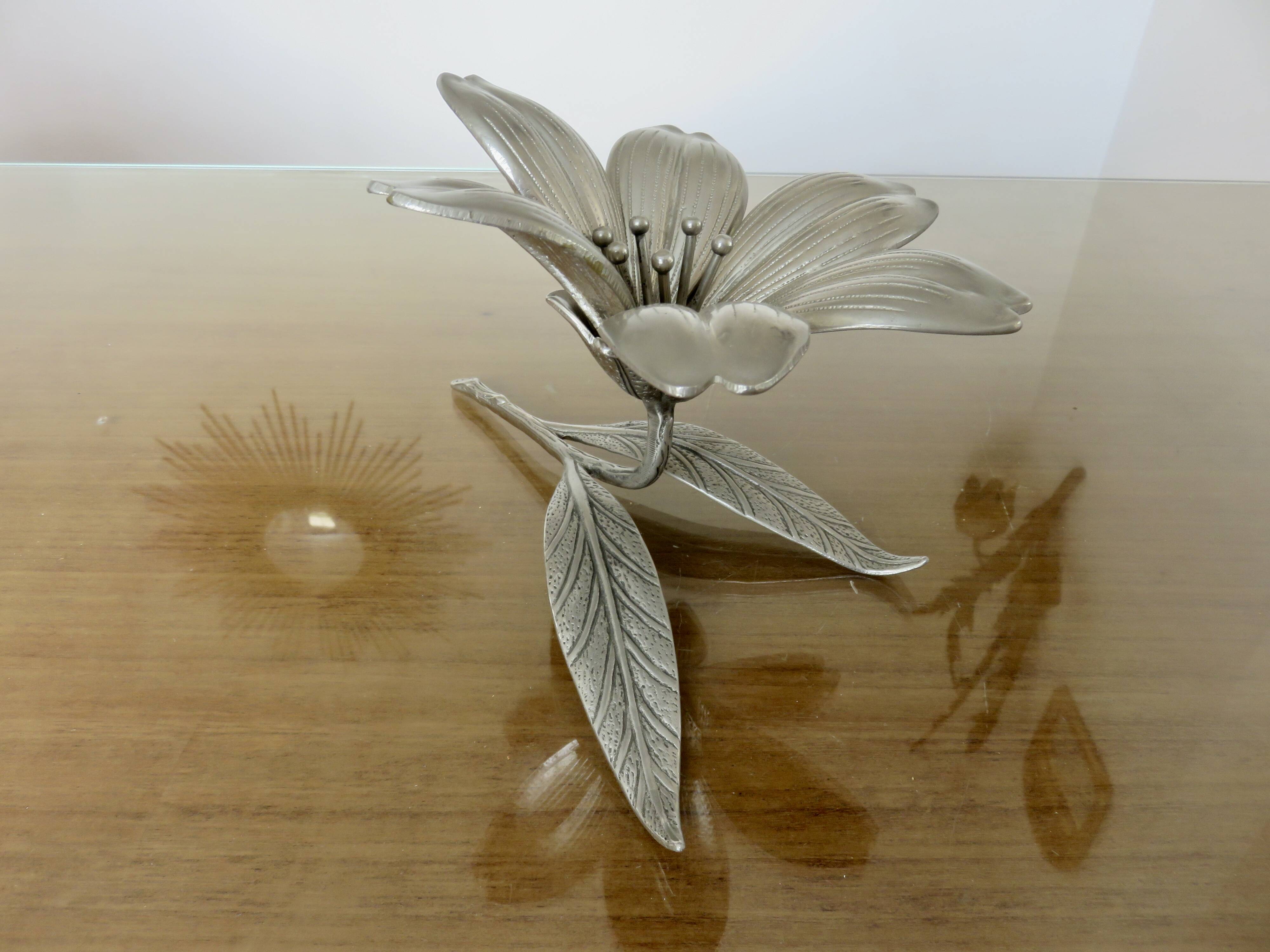 Flower ashtray in silver metal from the 60s and 70s