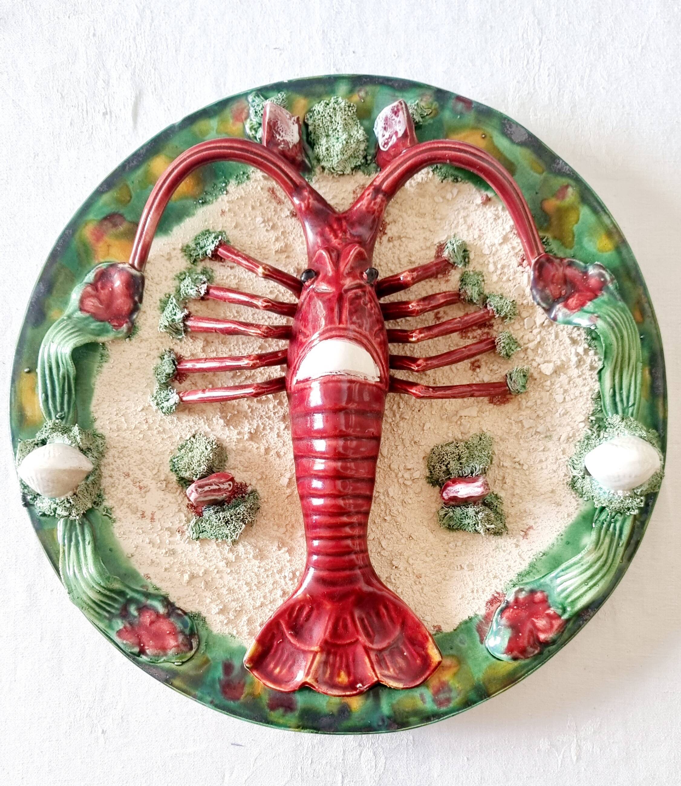 Assiette ancienne spectaculaire en céramique barbotine, ornée d'un homard