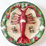 Assiette ancienne spectaculaire en céramique barbotine, ornée d'un homard