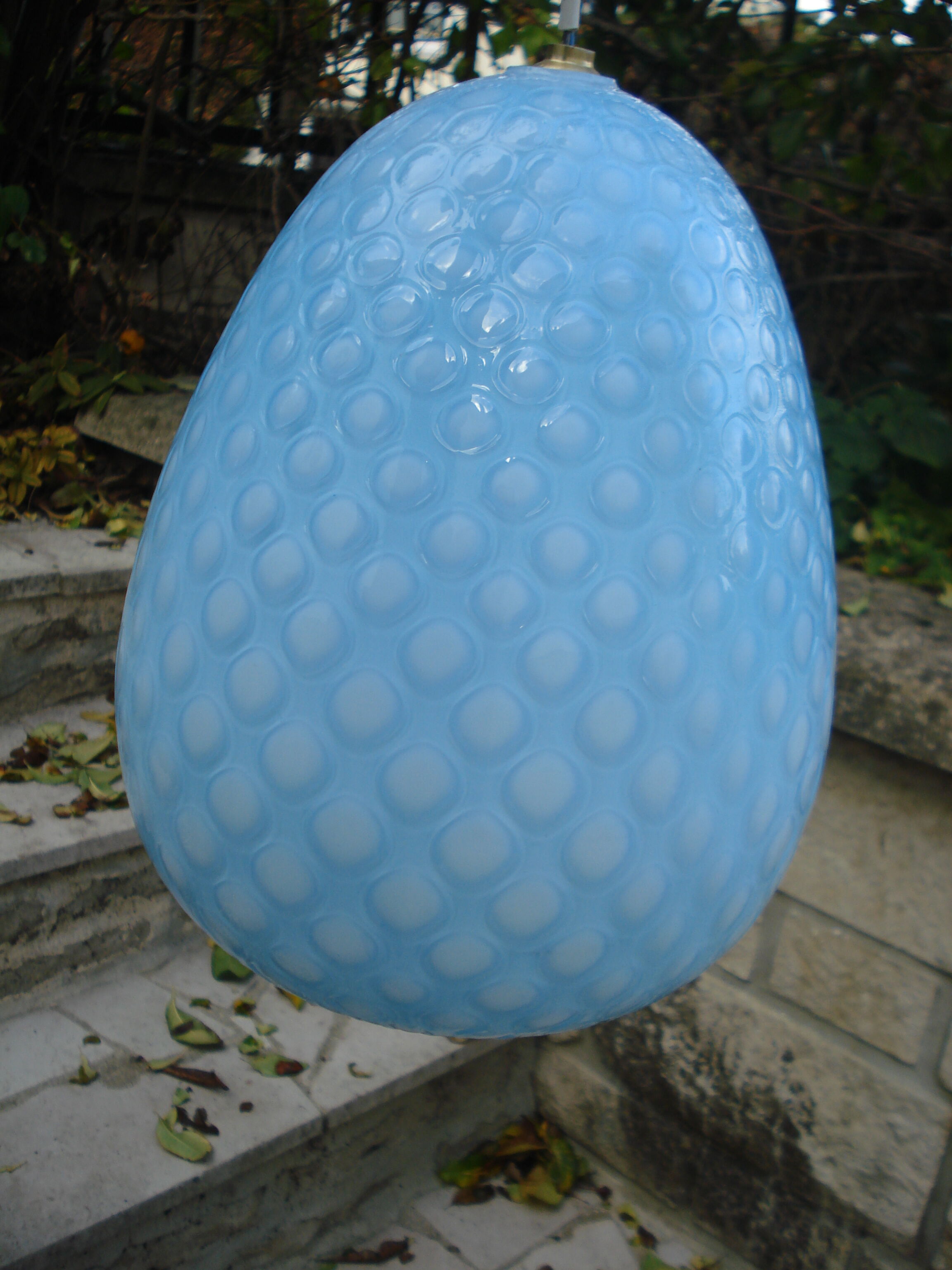 Suspension egg opaline bleue pastel