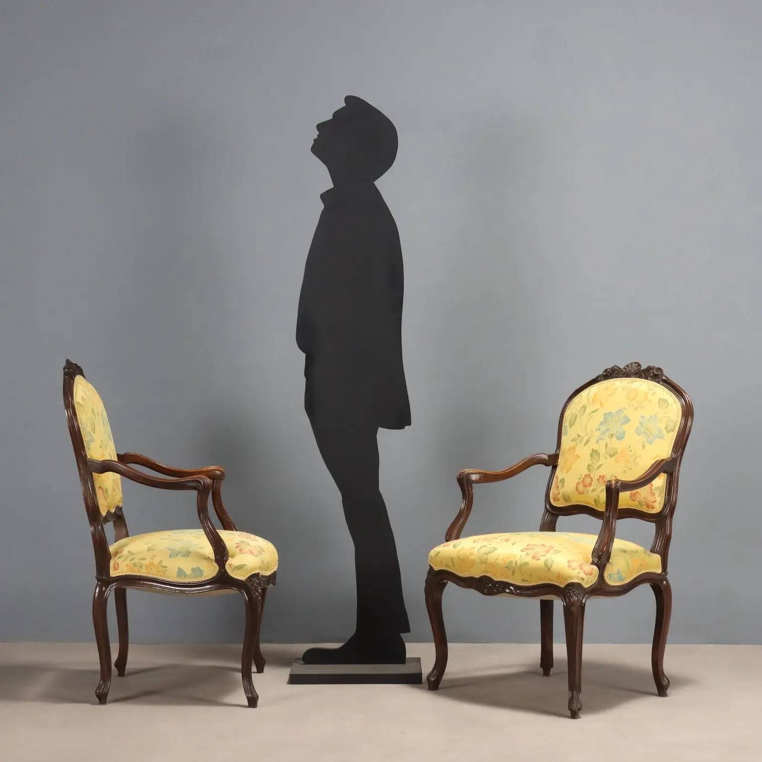 Fauteuils anciens style baroque en noyer sculpté XIX-XX siècle