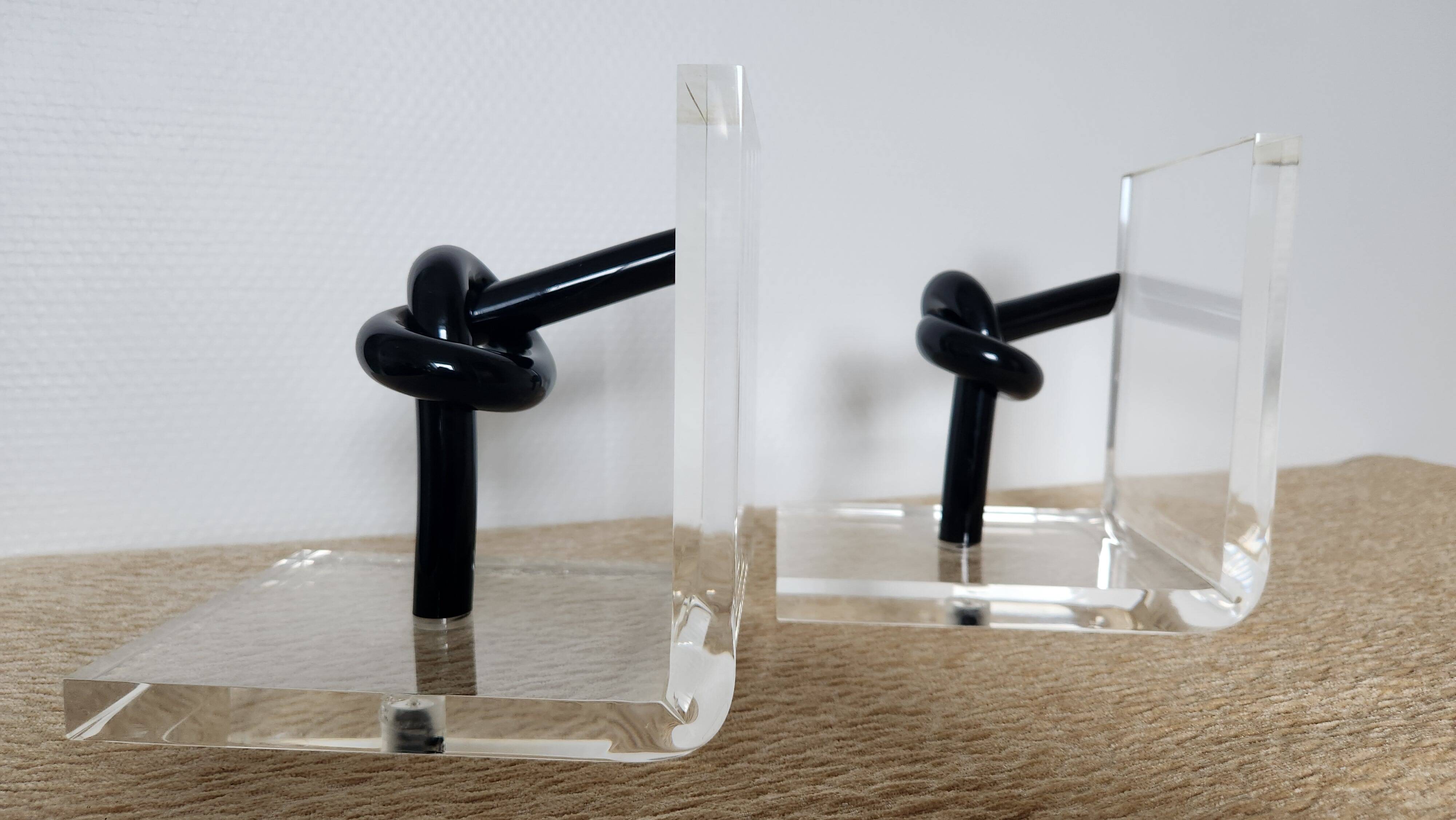 Bookends in plexiglass and knotted black tubes, 1980s design.