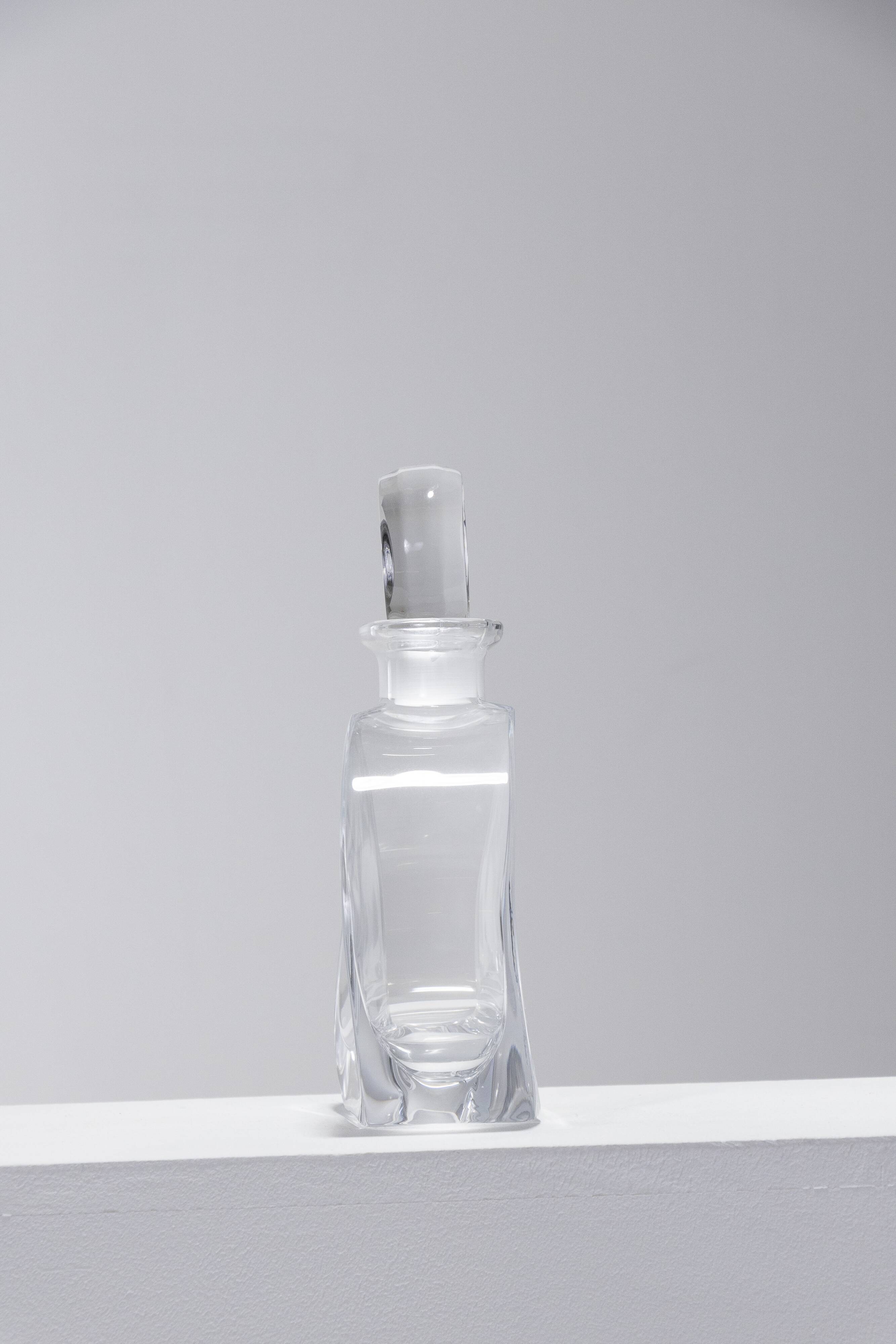 Flacon en verre moulé, 1940s