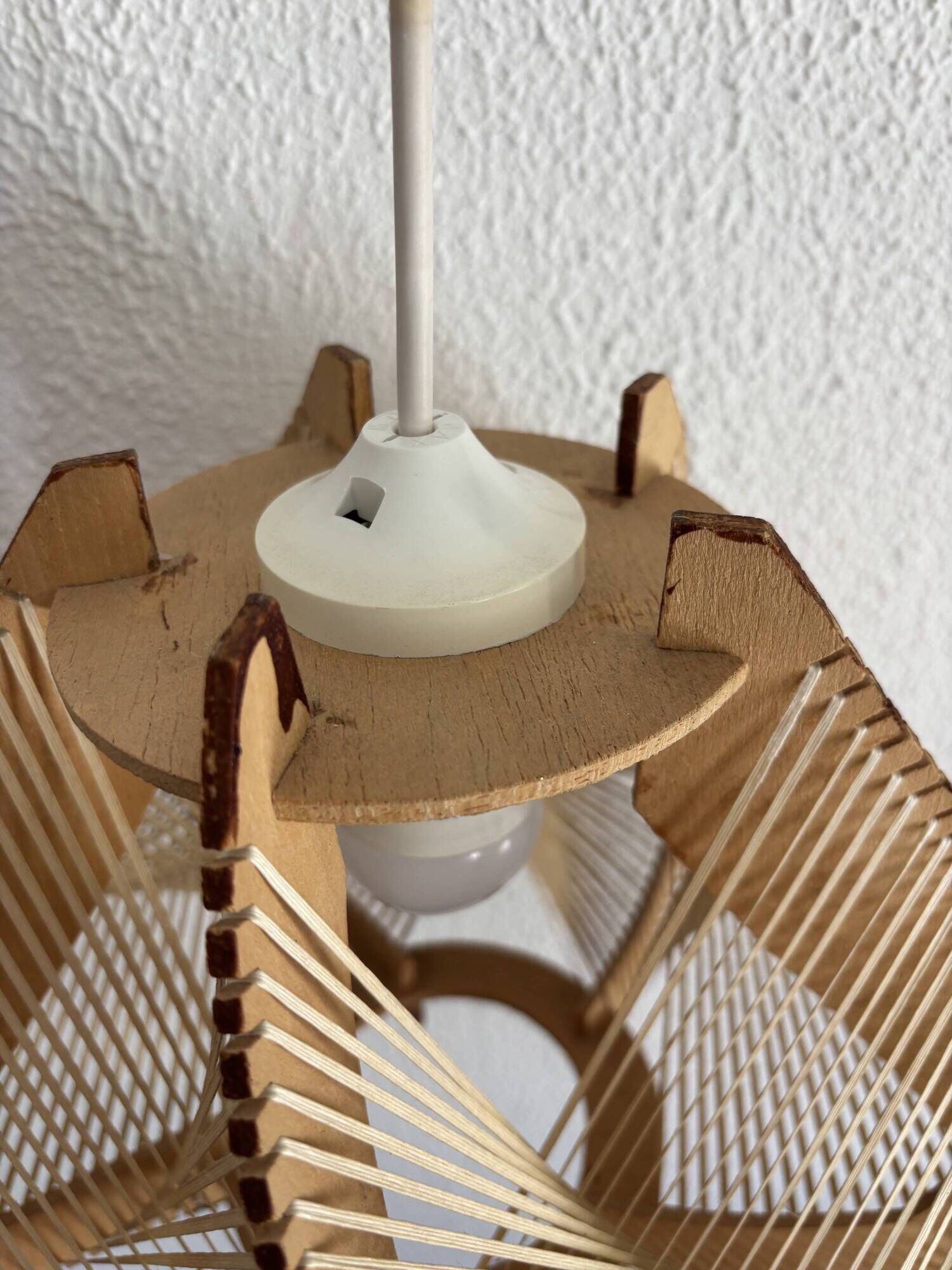 Vintage 1960s Scandinavian pendant light, wire and wood - 23 x 35 cm
