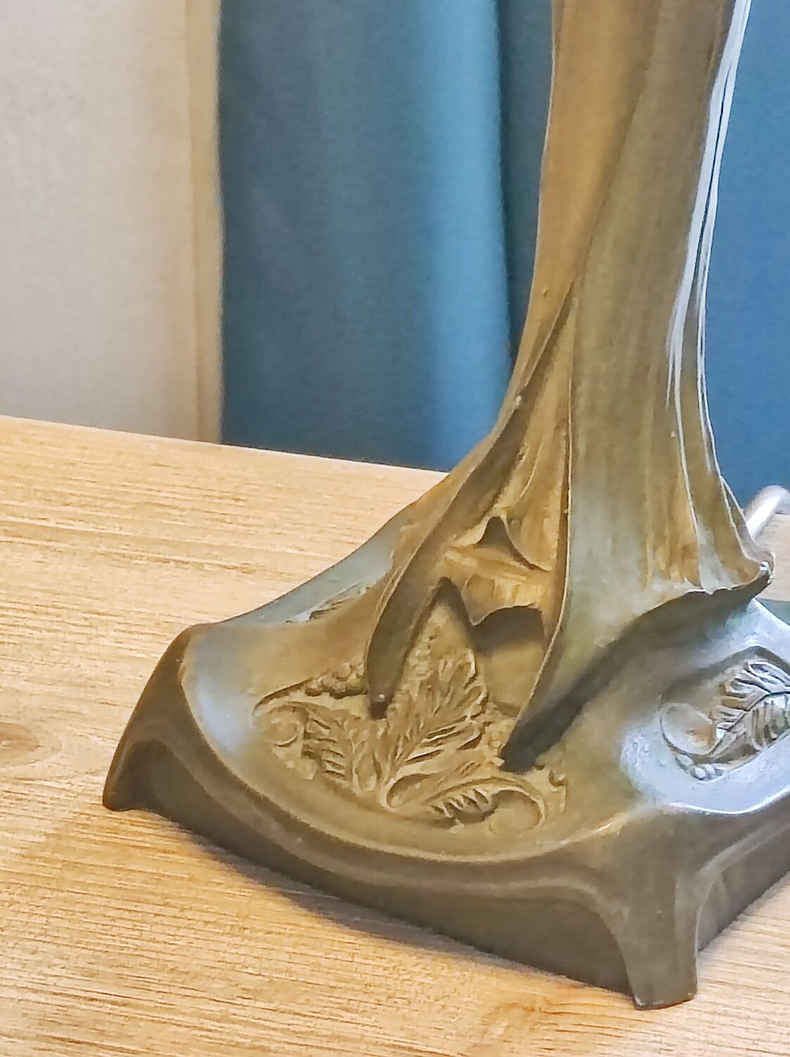 Women's statuette lamp