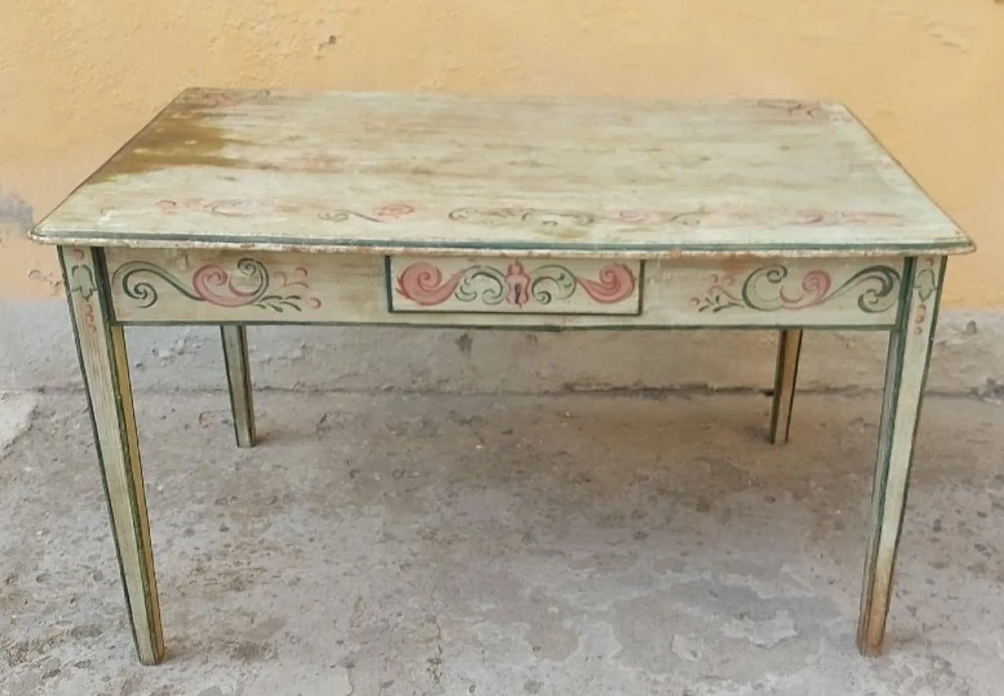 Lacquered wooden writing table, lacquered and painted, 18th century. Tuscan.