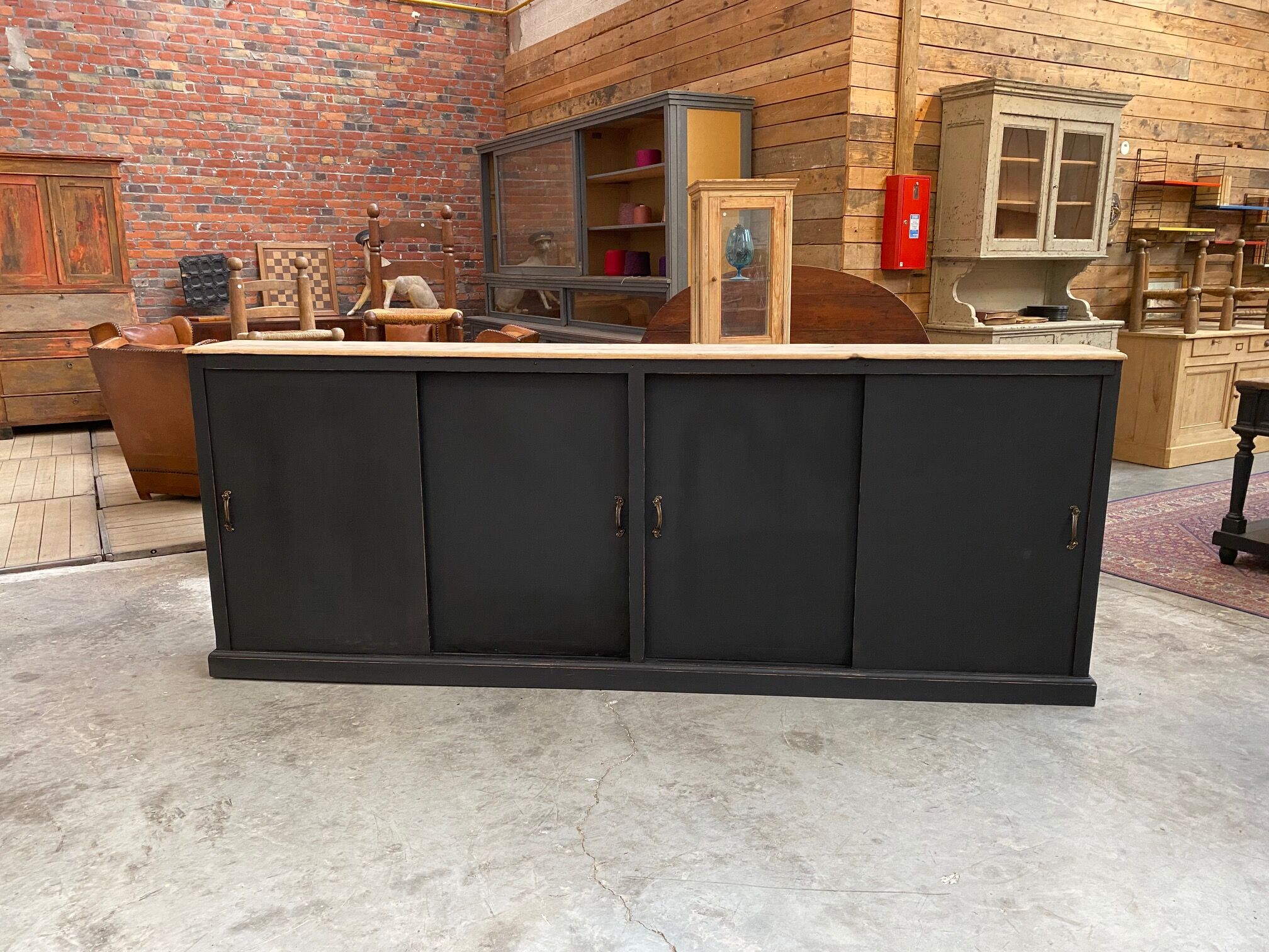 Trade furniture with sliding doors