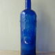 Paire de 2 bouteilles en verre bleu