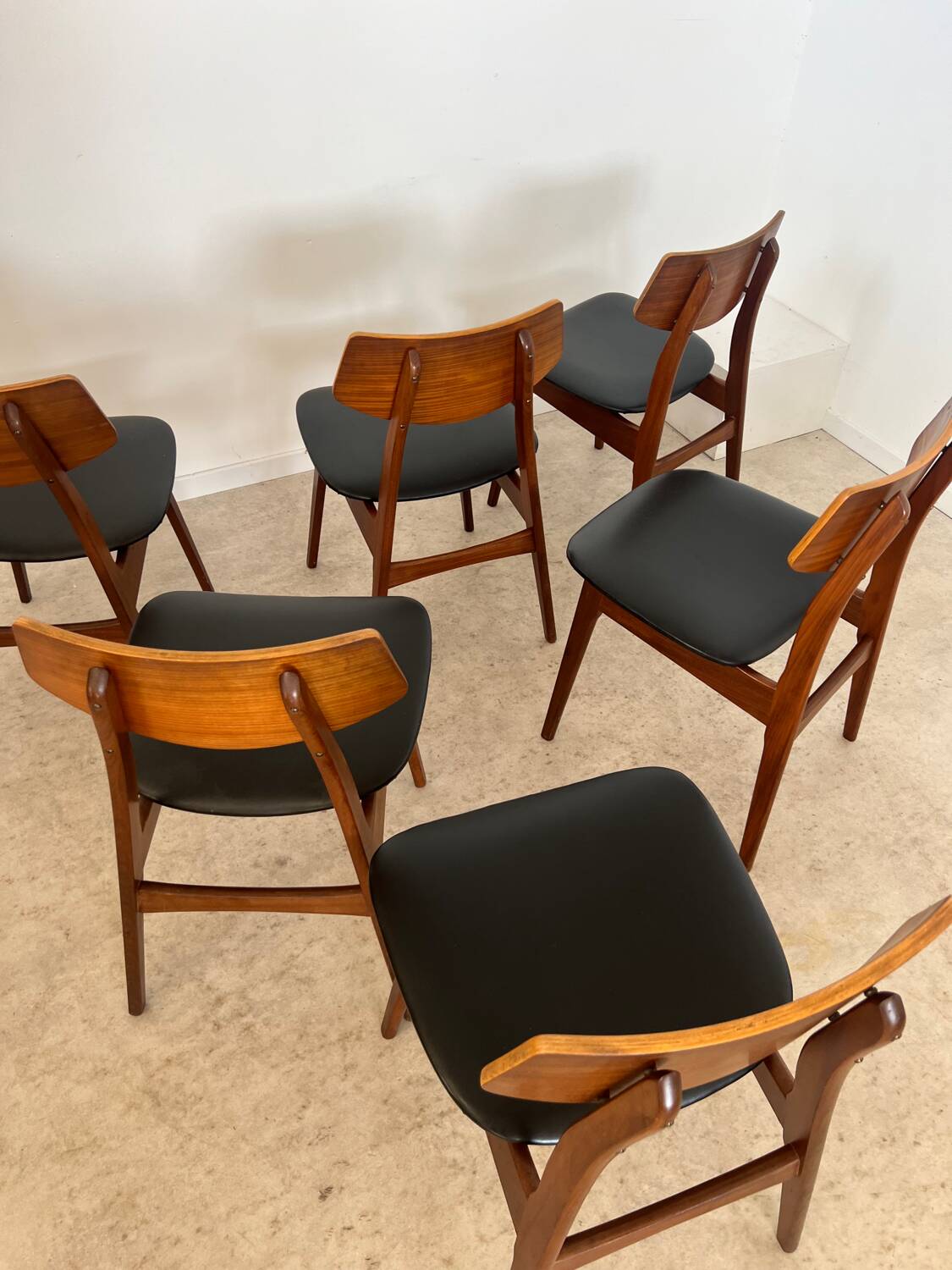 Set of 6 teak and black imitation leather chairs, Scandinavian design from the 70s vintage