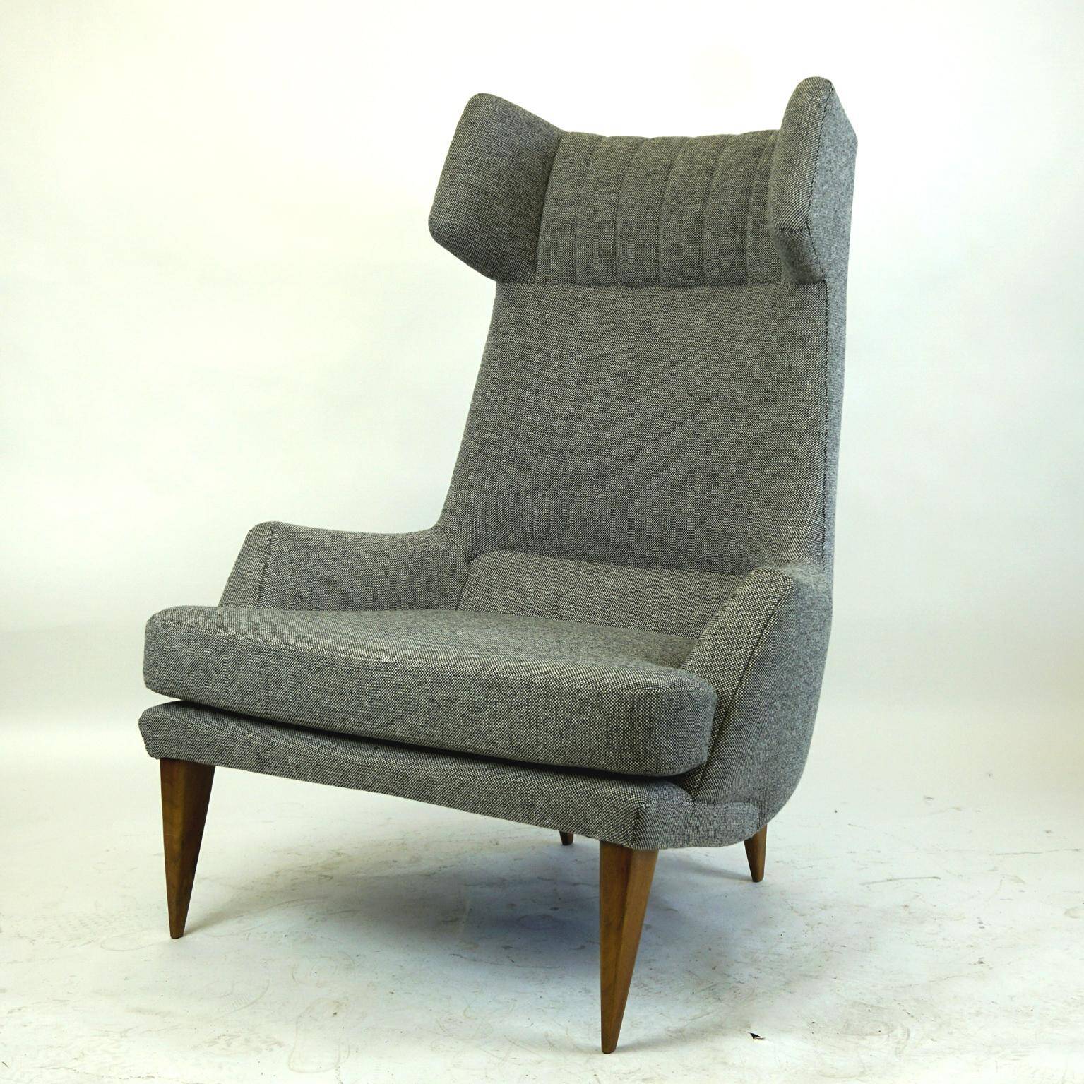 Fauteuil à oreilles monumental gris autrichien du milieu du siècle par Oswald Haerdtl