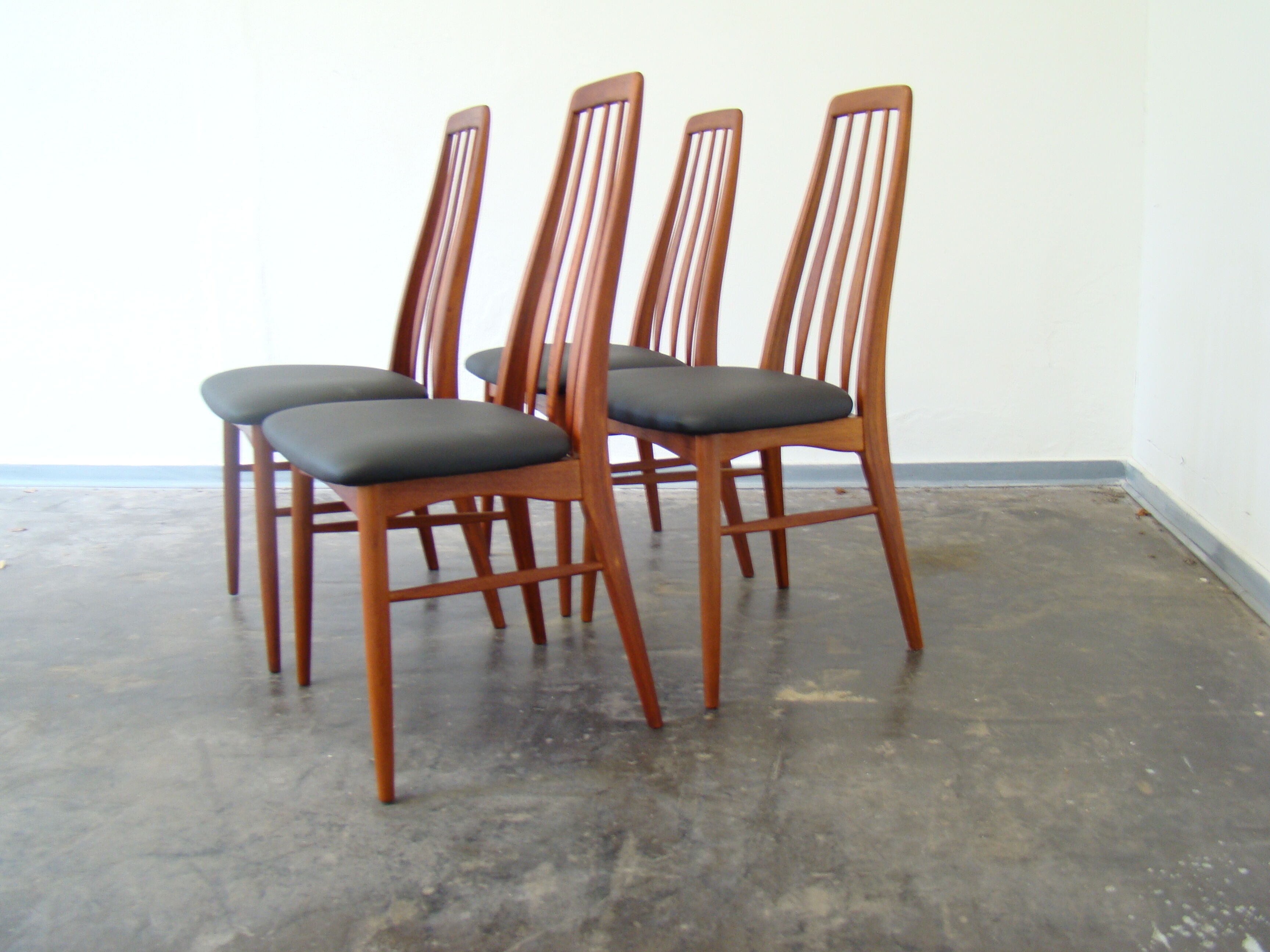 Suite de 4 chaises en teck par Niels Koefoed modèle Eva