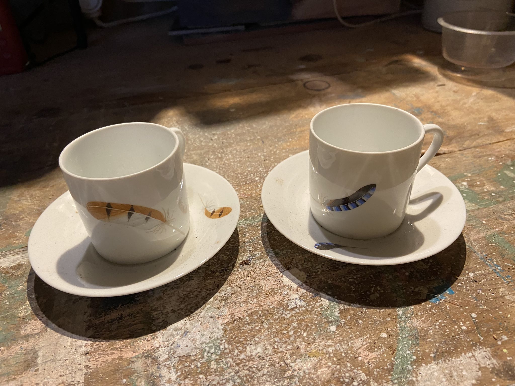 Deux tasses en porcelaine monastiques