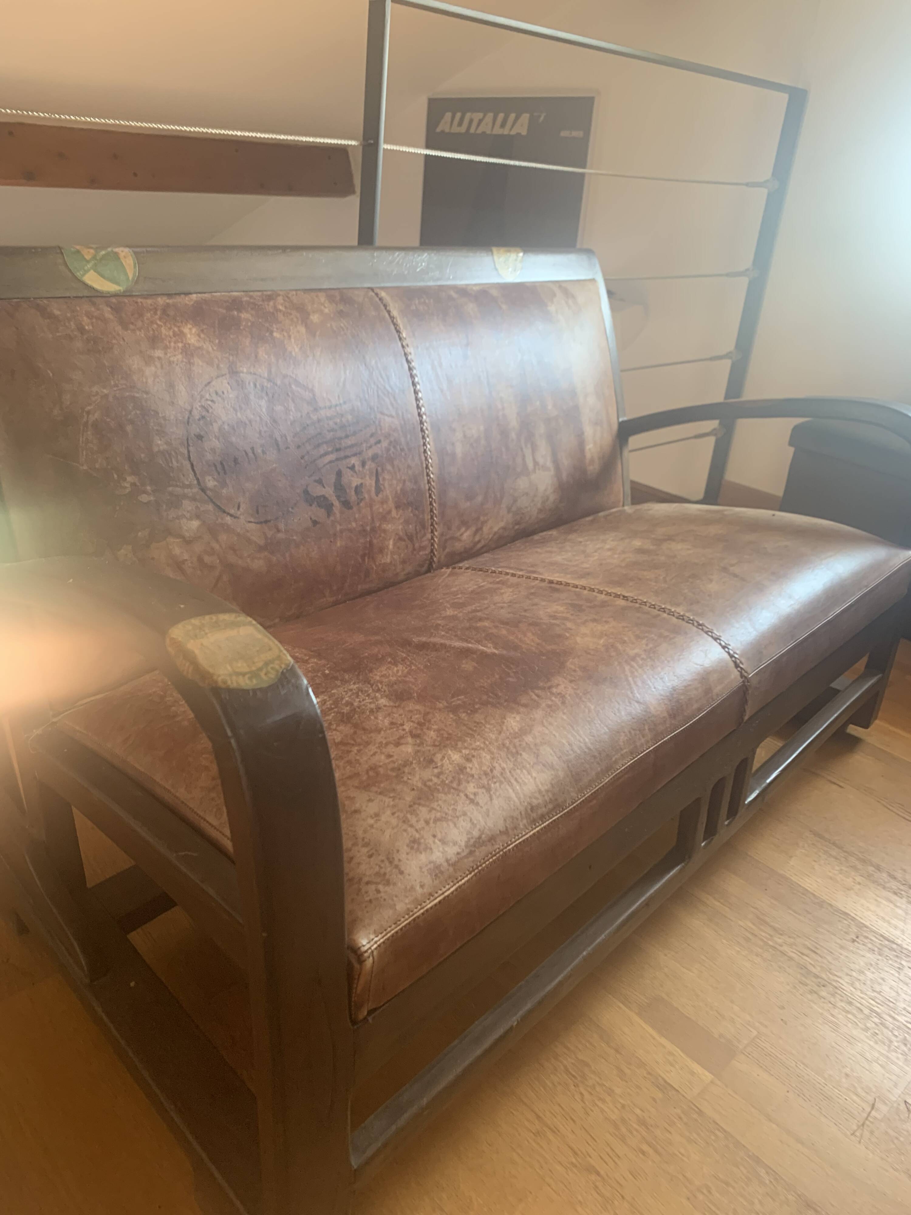 Vintage colonial-style bench in solid wood and patinated leather.
