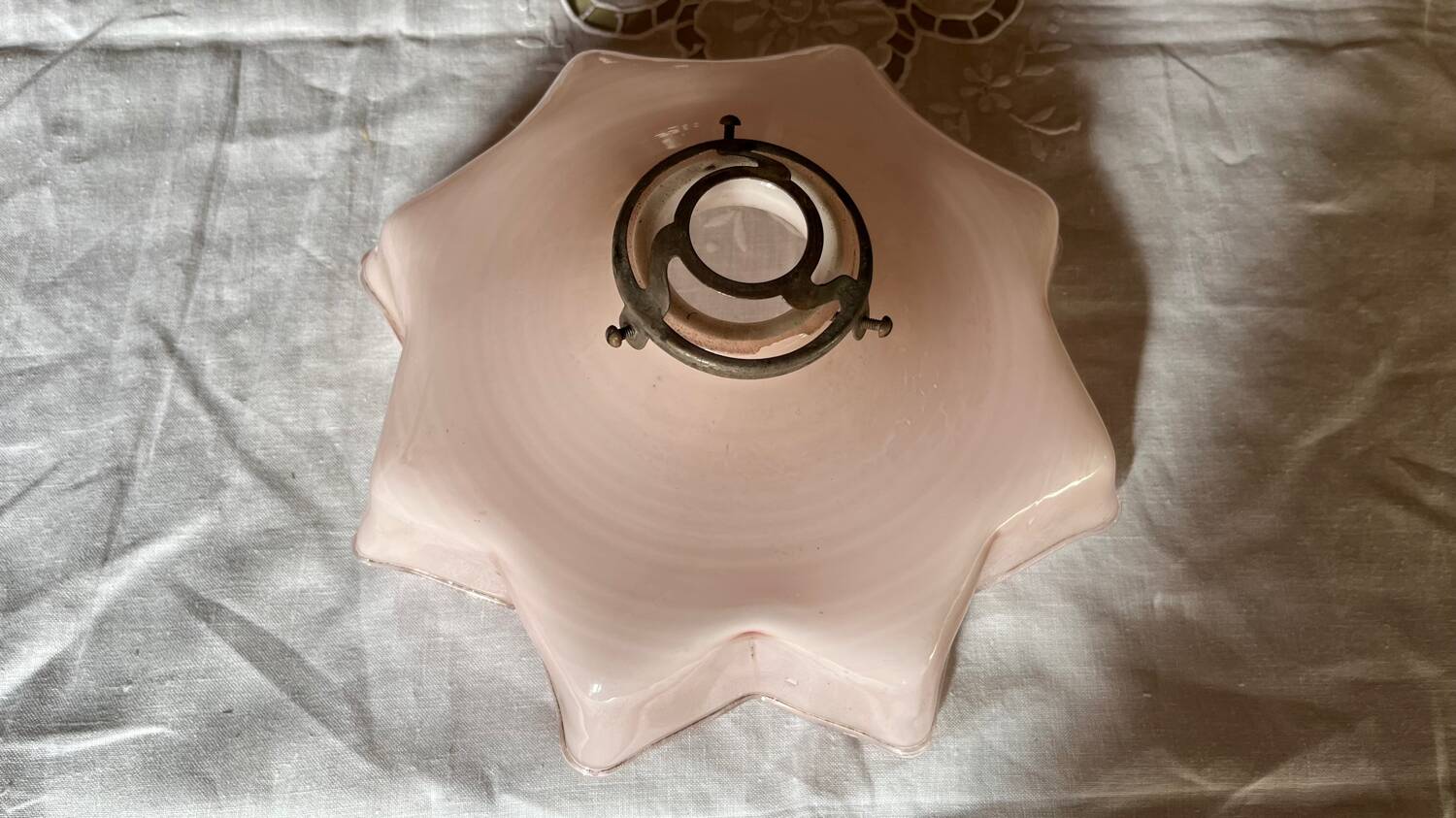 Suspension  opaline festonnée  vintage