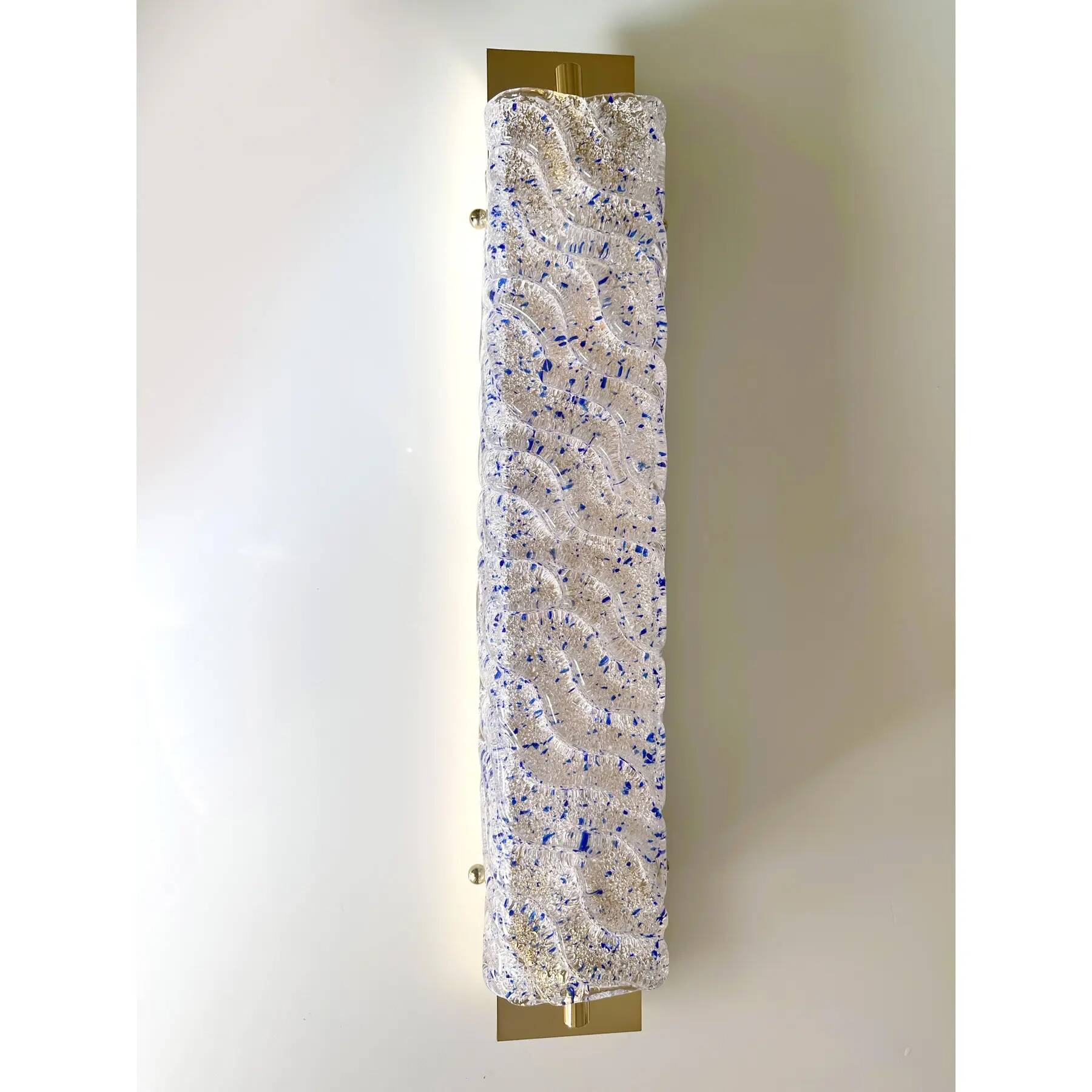 Applique murale haut de gamme en or avec verre de Murano "Graniglia" bleu, paire.