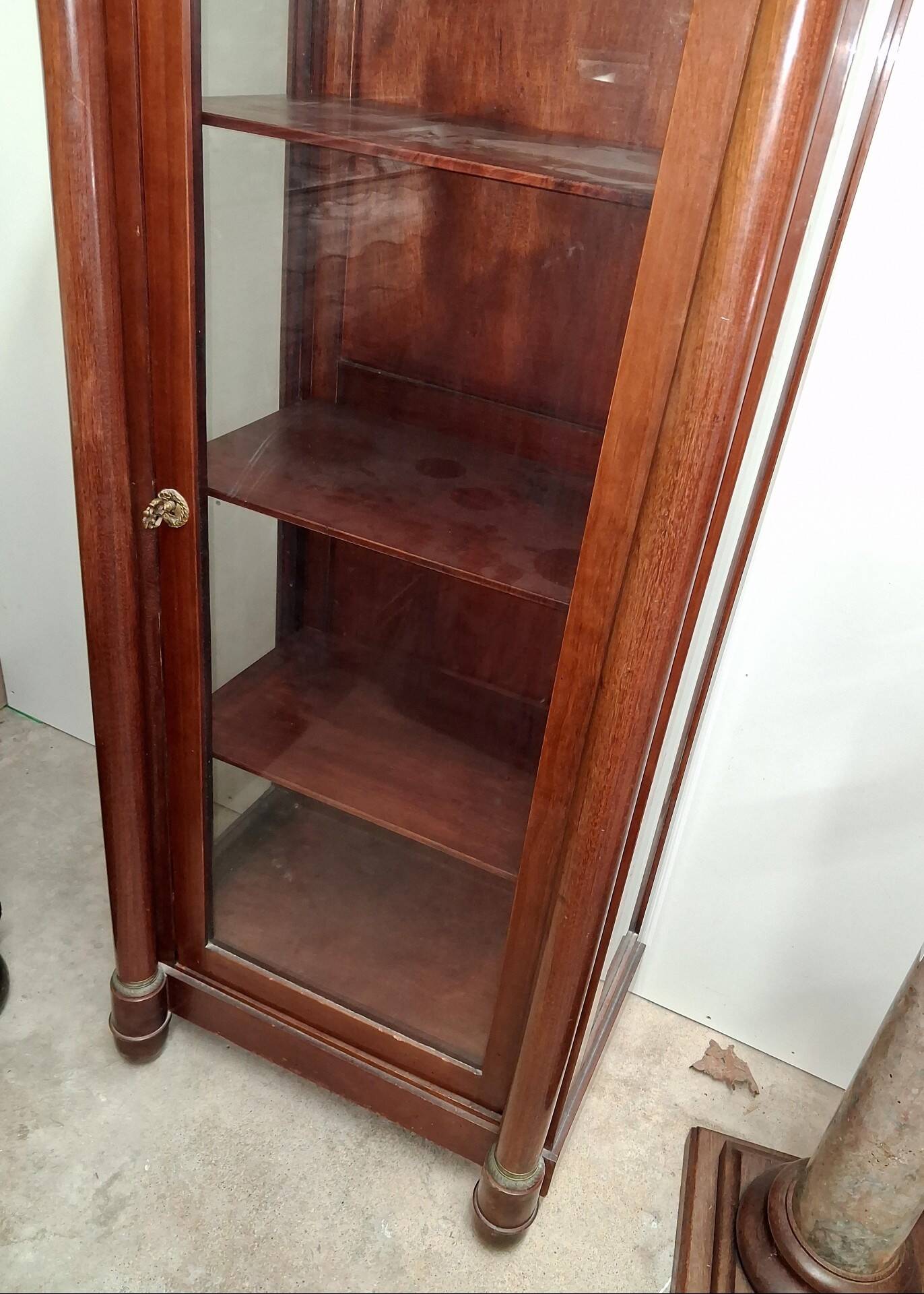 Vitrine style Empire en acajou et bronze doré, dessus marbre noir – XIXe