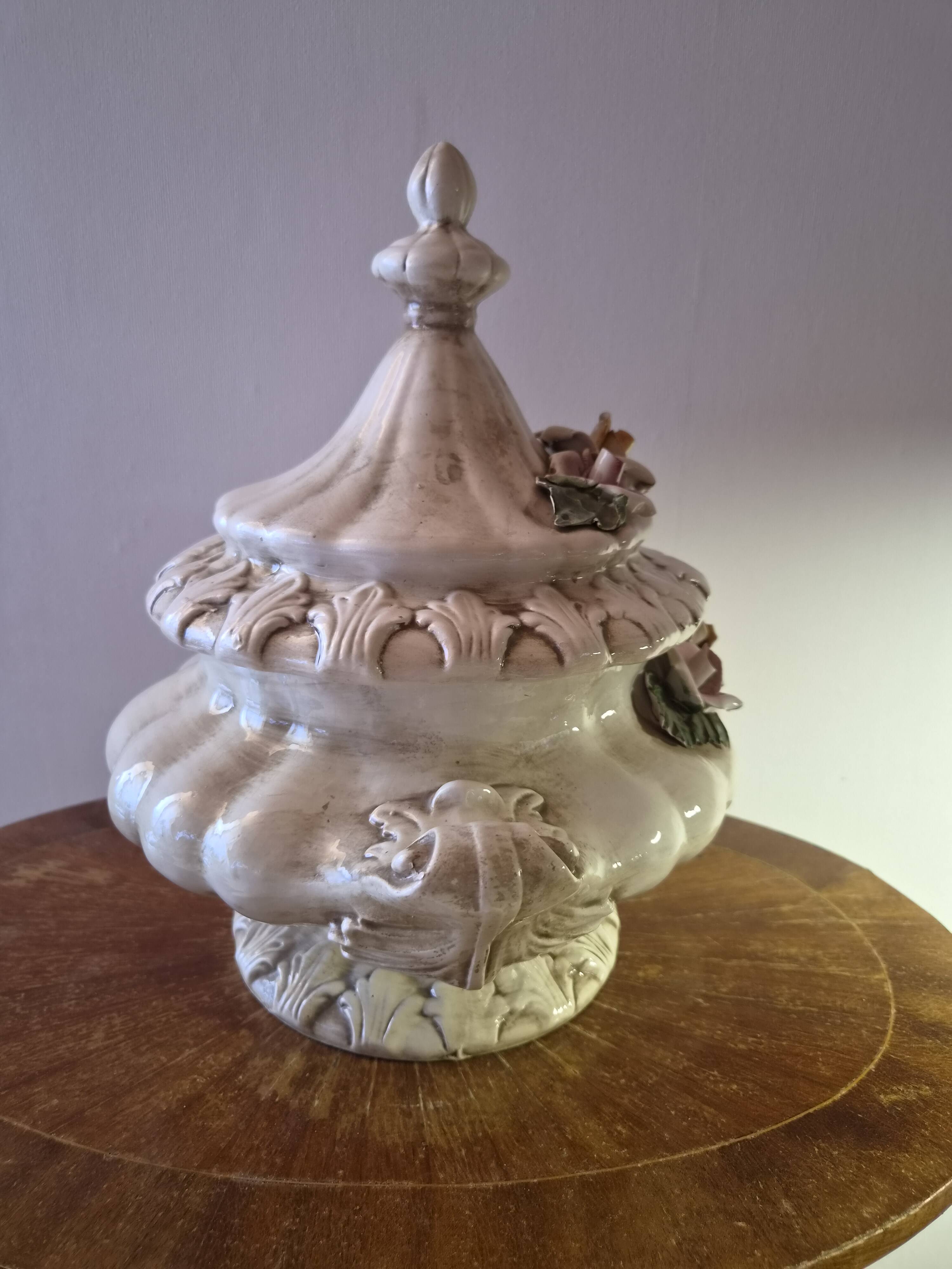 Covered soup tureen in Italian ceramic — Capodimonte style, applied roses.